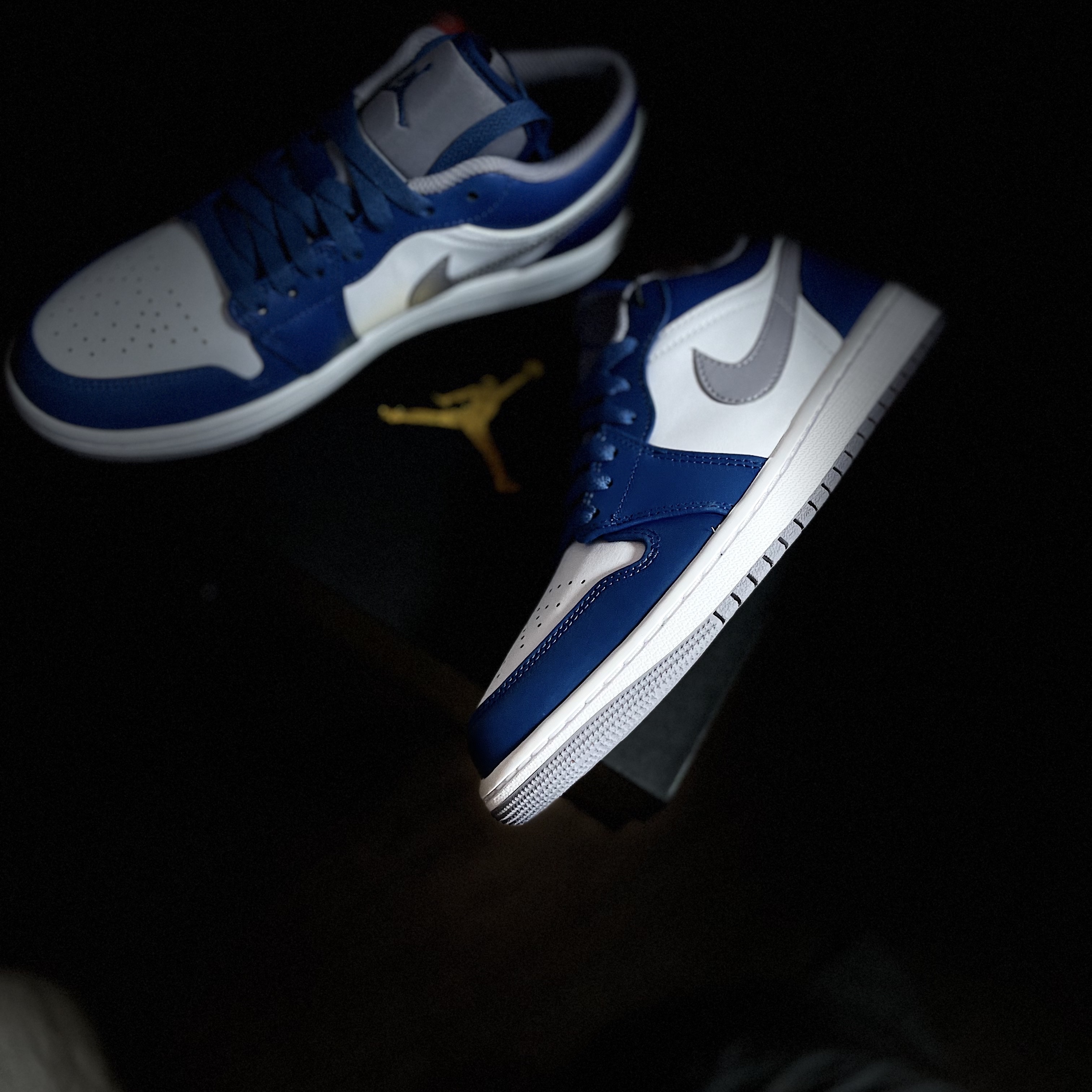 Jordan 1 Low True Blue Cement Grey 착용 스타일 - 3