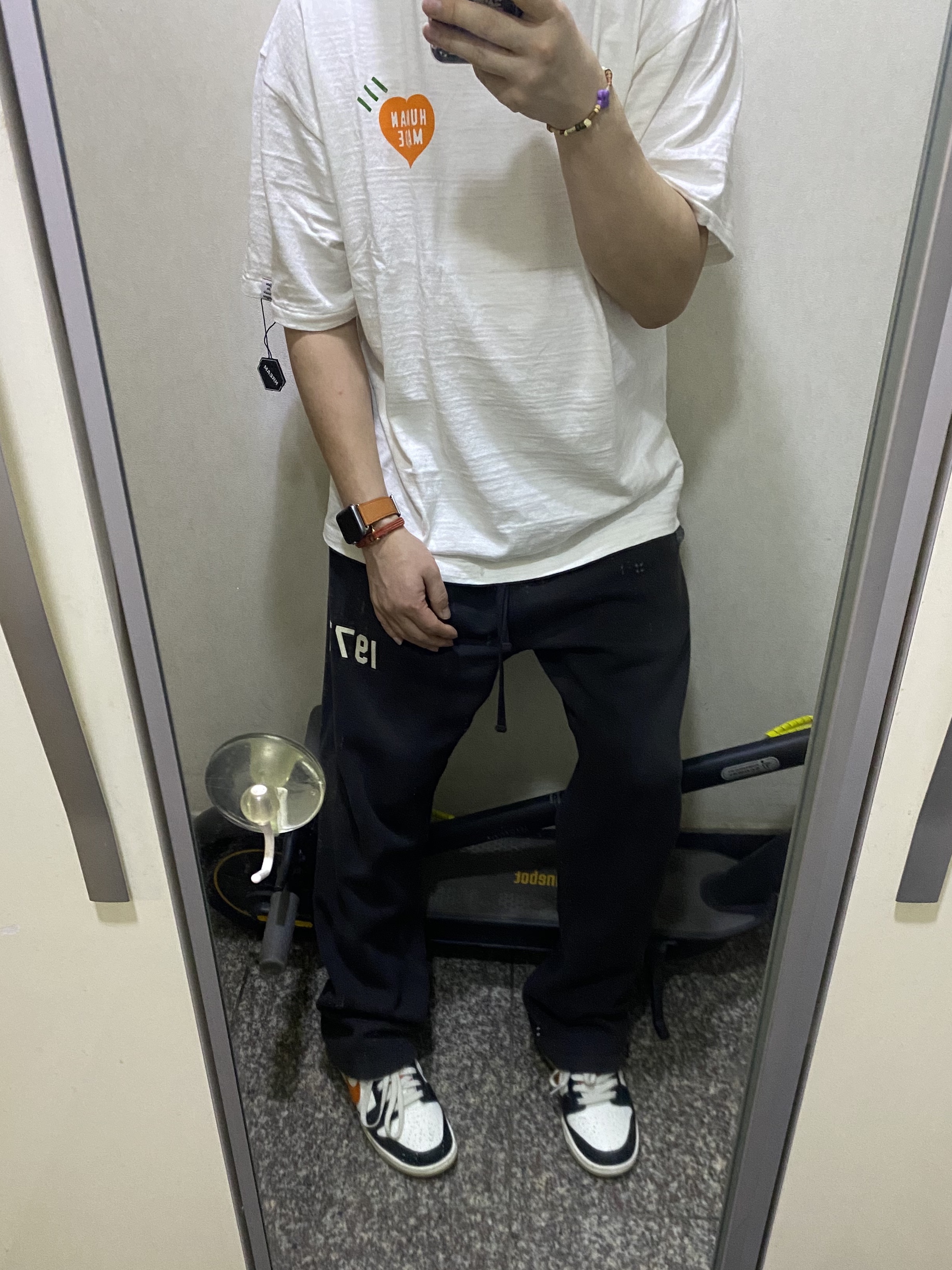 Human Made Graphic T-Shirt #02 White, Essentials 1977 Relaxed Sweatpants Iron - 22SS 착용 스타일 - 1