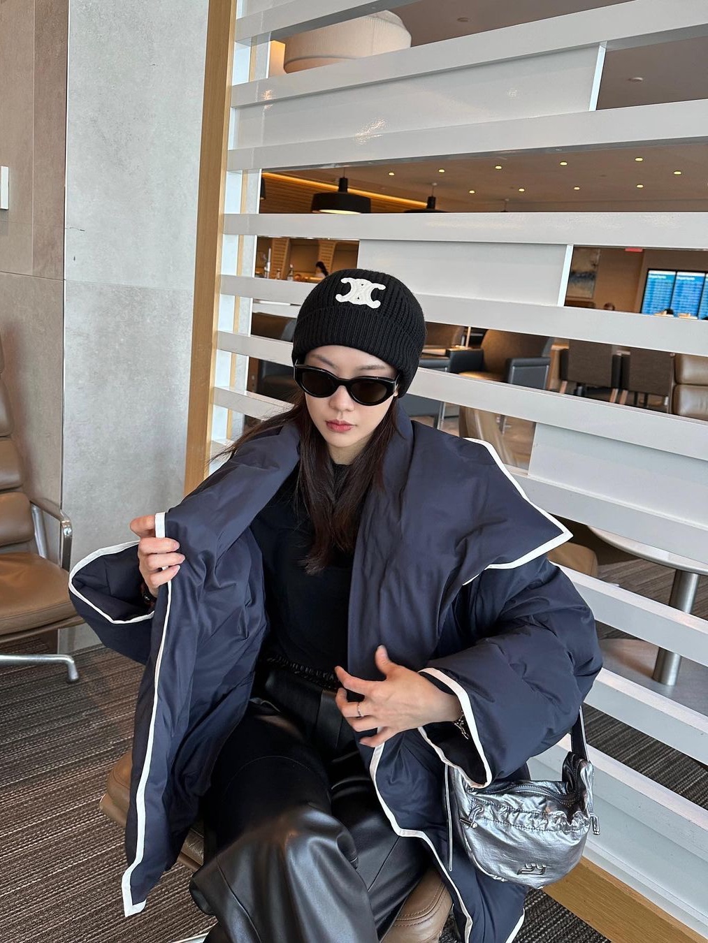 (W) Celine Triomphe Cloche Hat in Seamless Cashmere Black 착용 스타일 - 2
