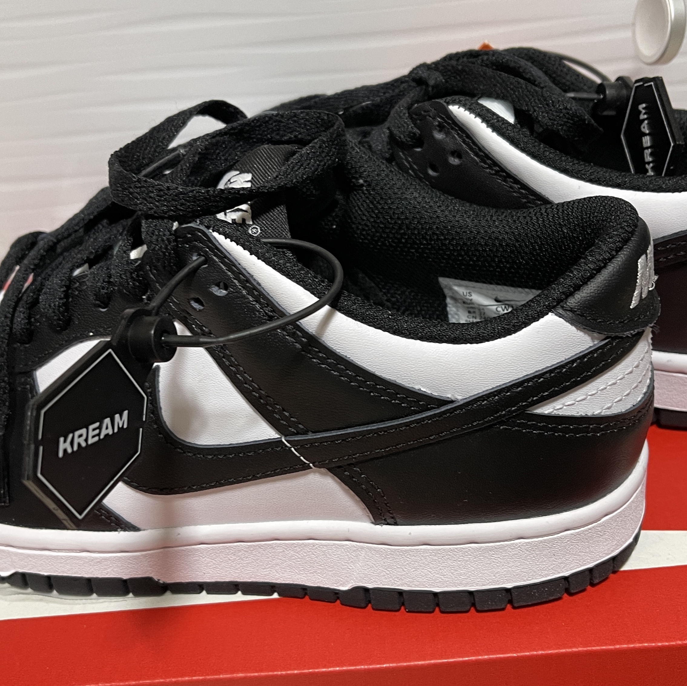 (GS) Nike Dunk Low Black 착용 스타일 - 1