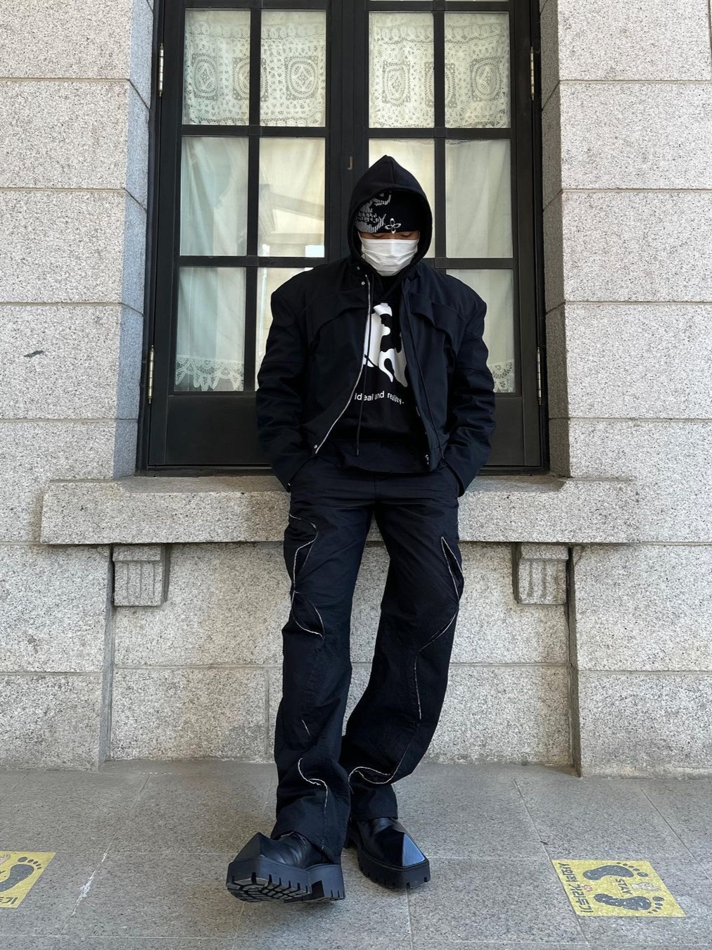 AOP Bar Tack Curve Pants Black 착용 스타일 - 3