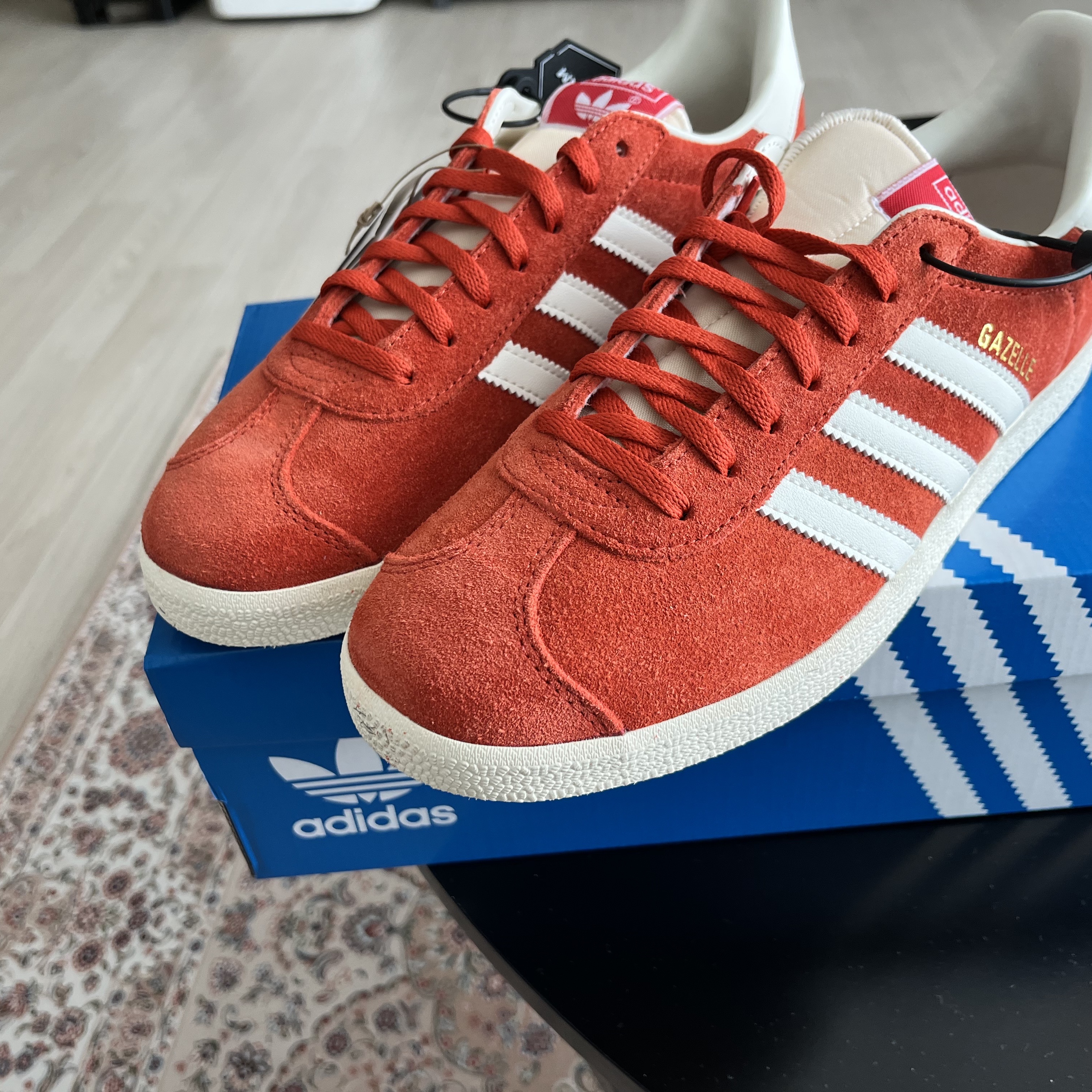 Adidas Gazelle Preloved Red Off White 착용 스타일 - 2