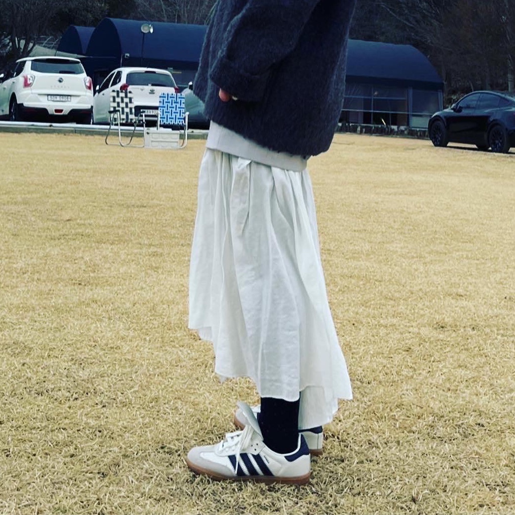 Adidas x Pharrell Williams Humanrace Samba Cloud White Night Grey 착용 스타일 - 4