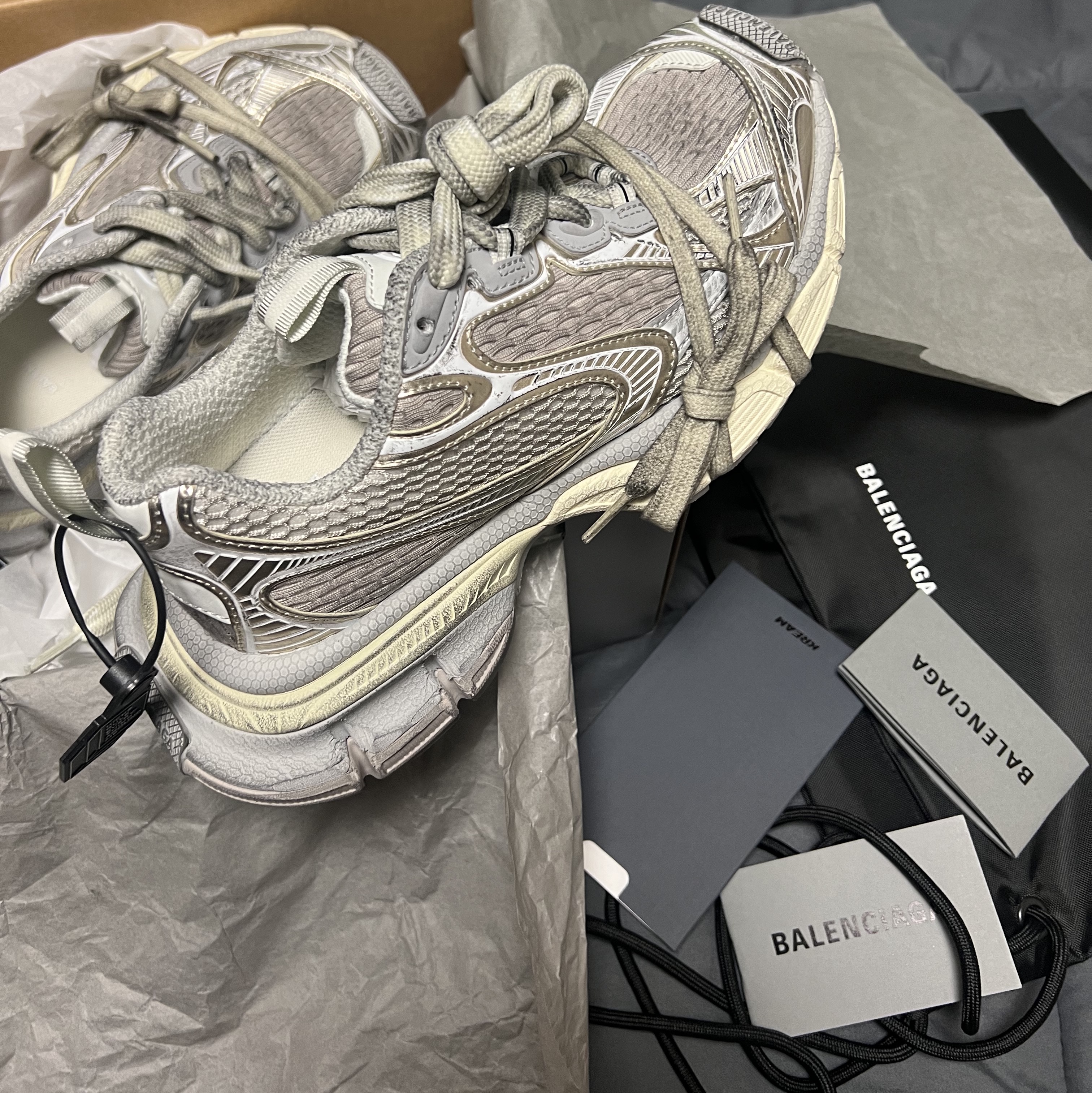 (W) Balenciaga 3XL Sneakers Light Beige 착용 스타일