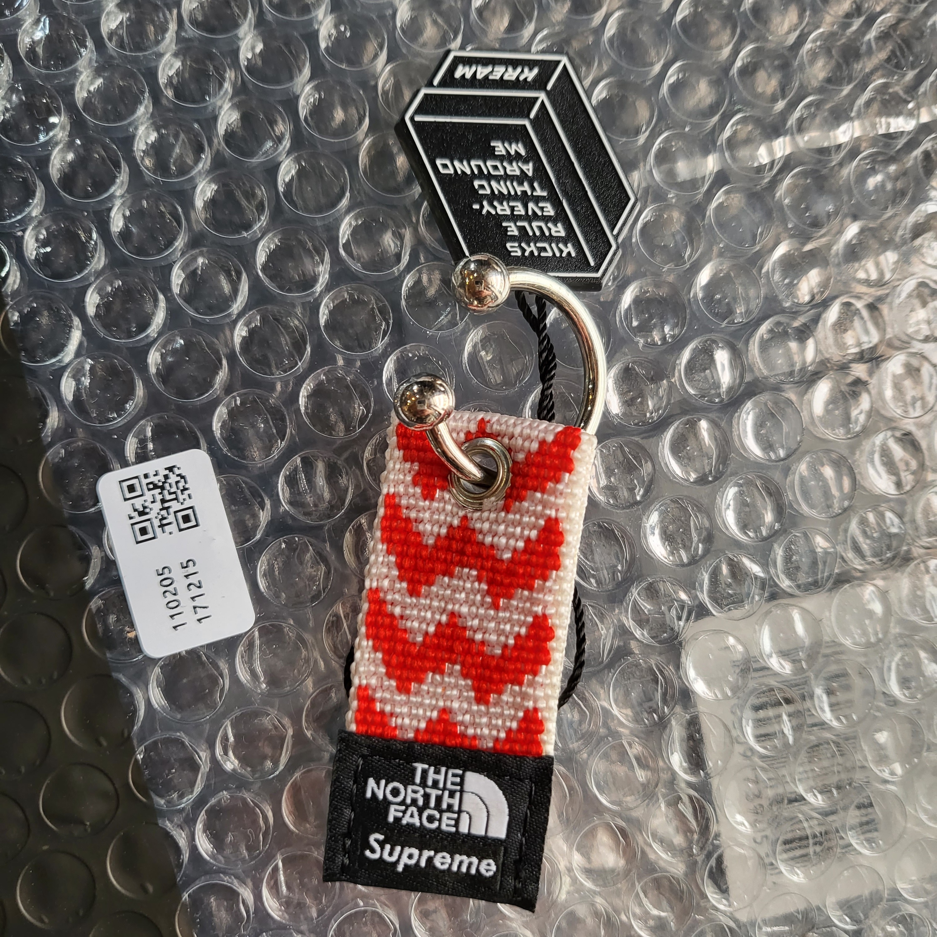 Supreme x The North Face Woven Keychain Red - 22FW 착용 스타일