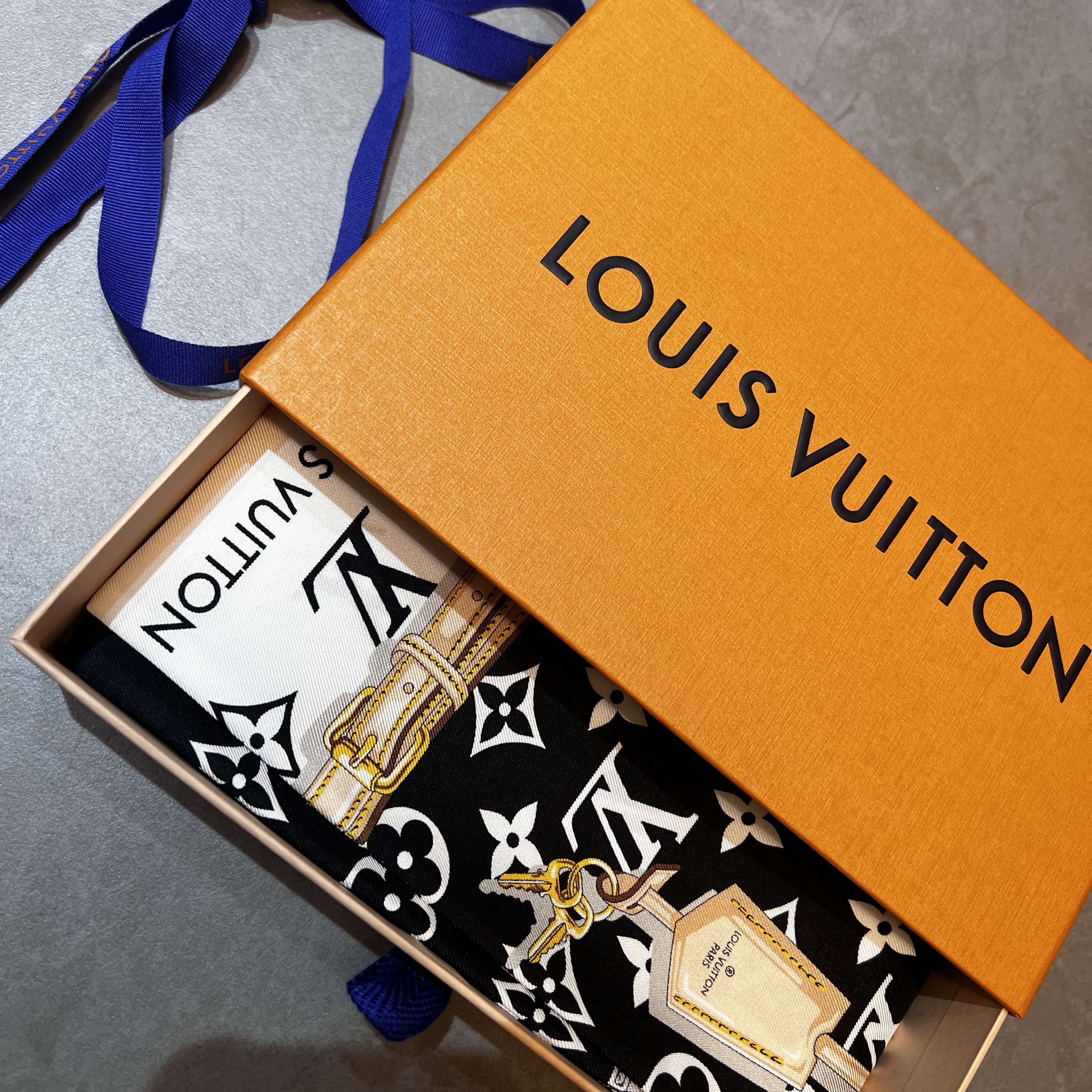 (W) Louis Vuitton Monogram Confidential Bandeau Black 착용 스타일