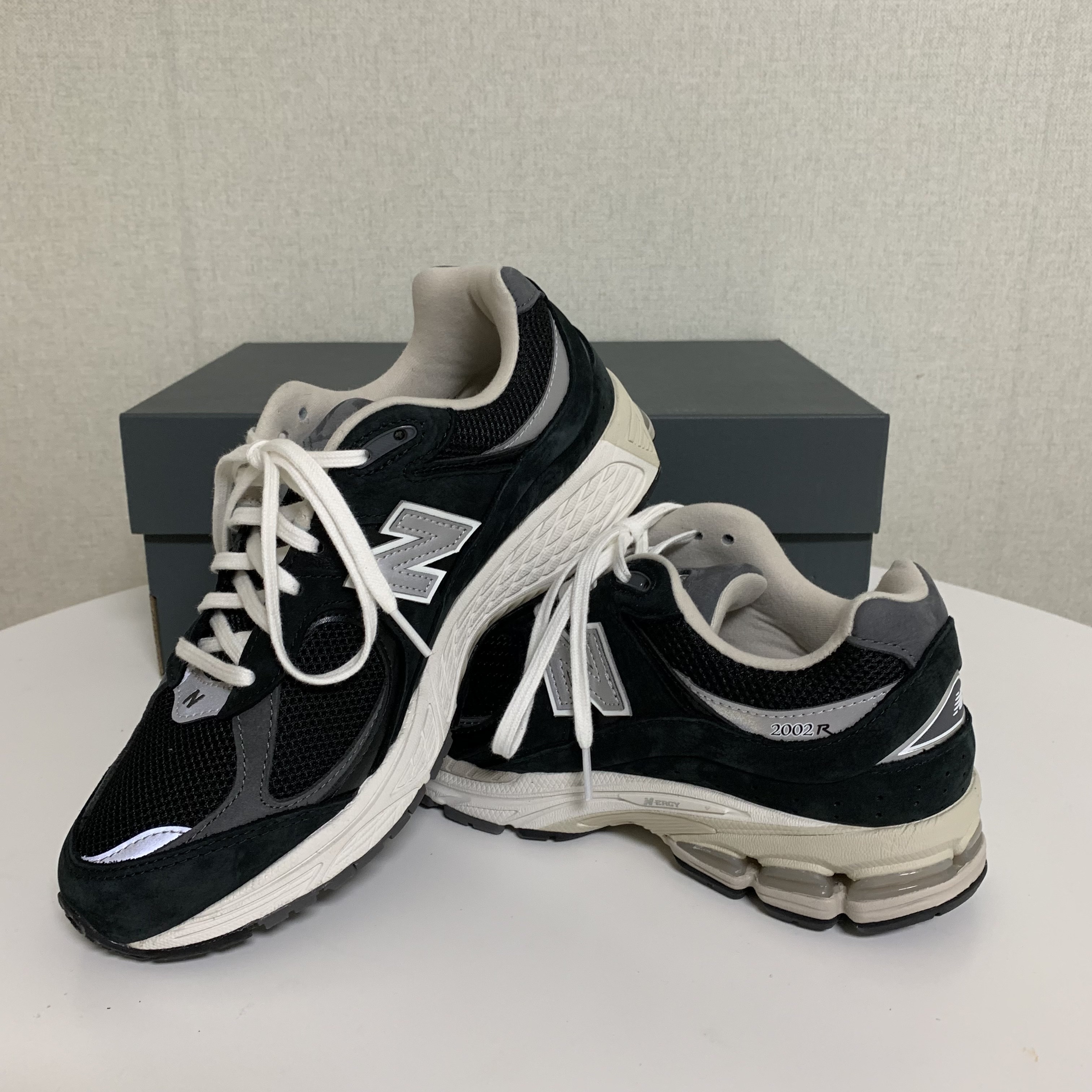 New Balance 2002R Premium Vintage Black 착용 스타일