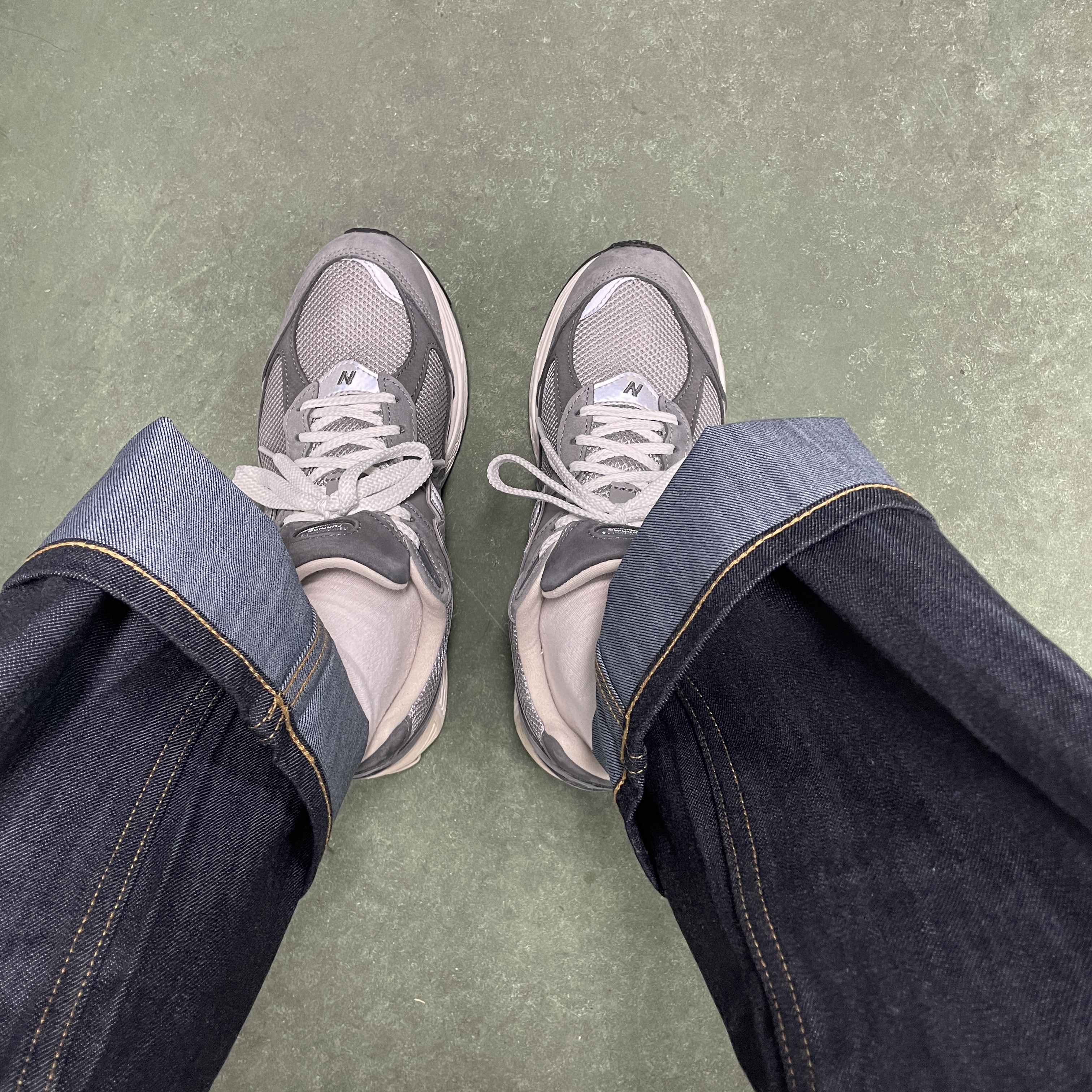 New Balance 2002R Premium Vintage Grey 착용 스타일 - 1