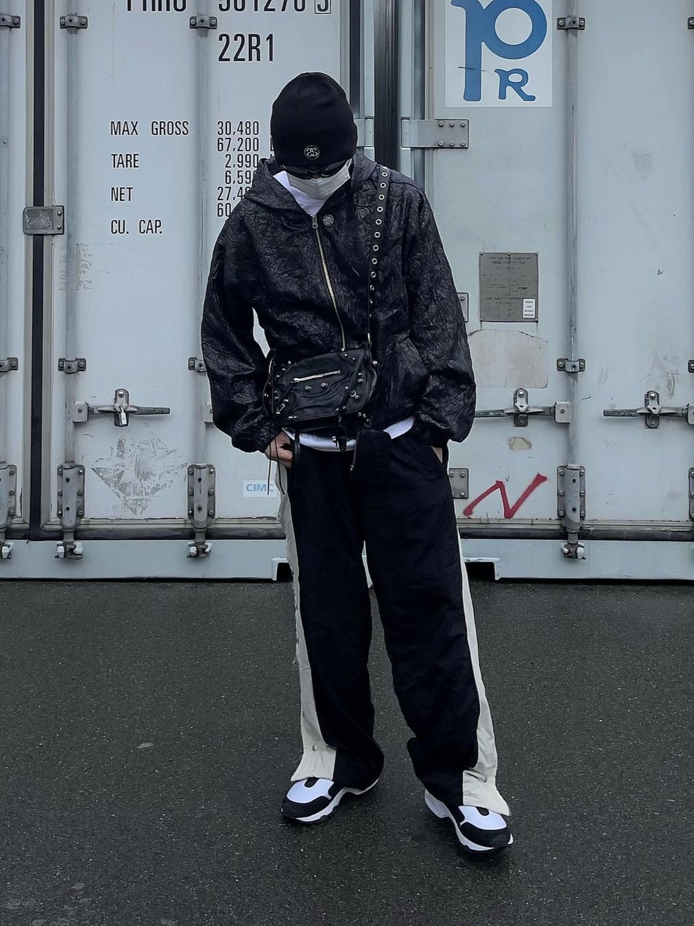 AOP Snap Track Pants Offwhite Black 착용 스타일 - 1