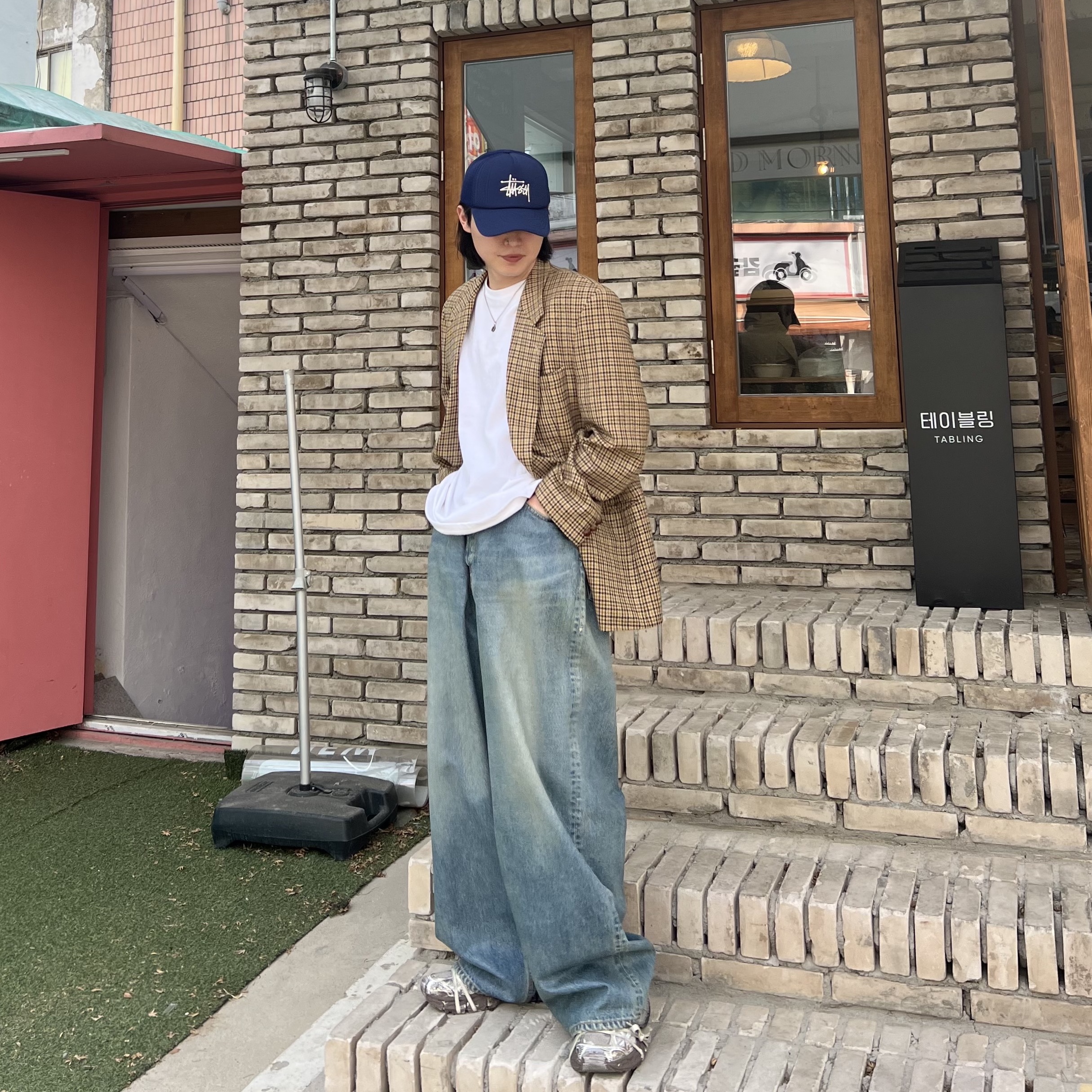 Balenciaga 3XL Sneakers Light Beige, Stussy Basic Trucker Cap Navy 착용 스타일 - 1