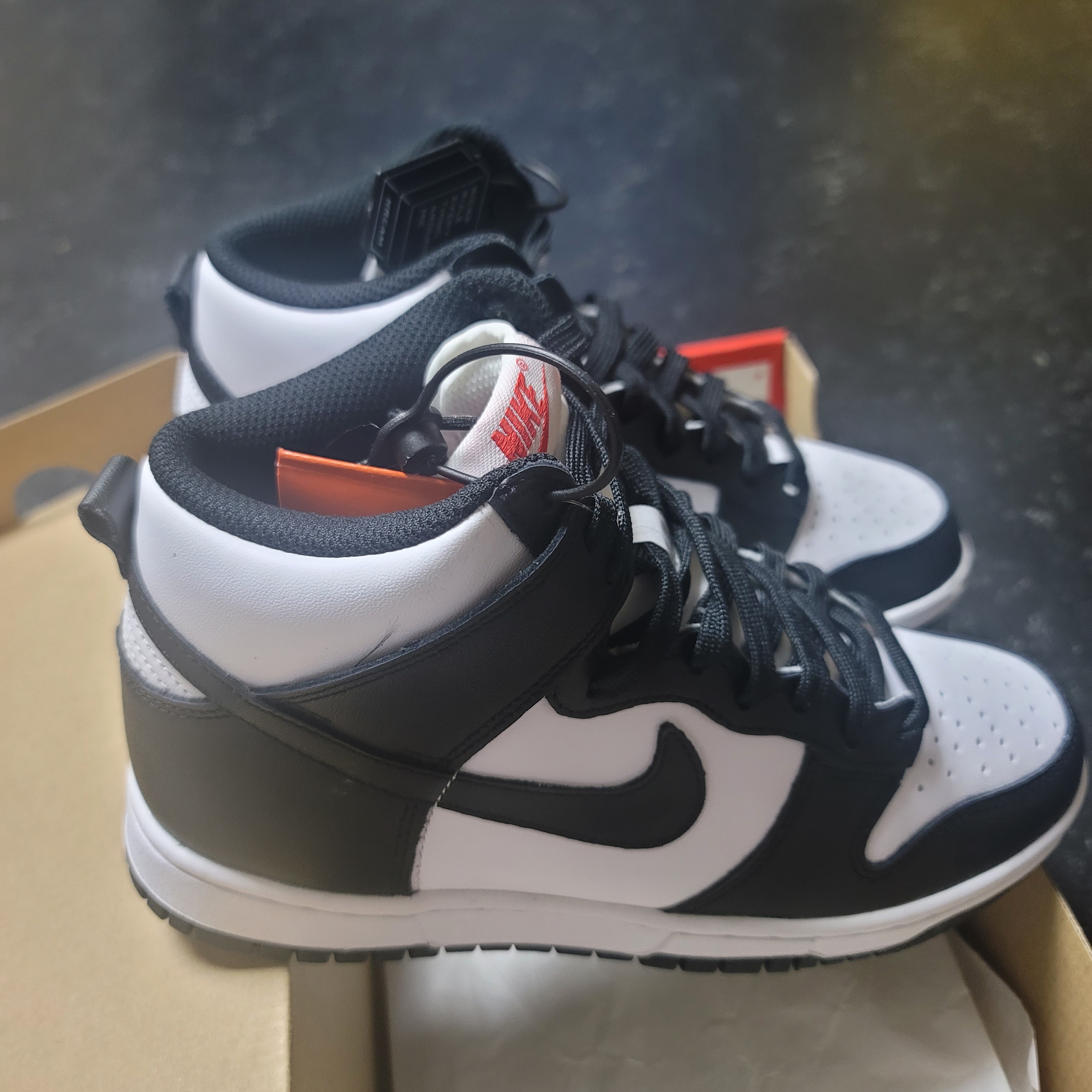 (W) Nike Dunk High Black and White 착용 스타일 - 1