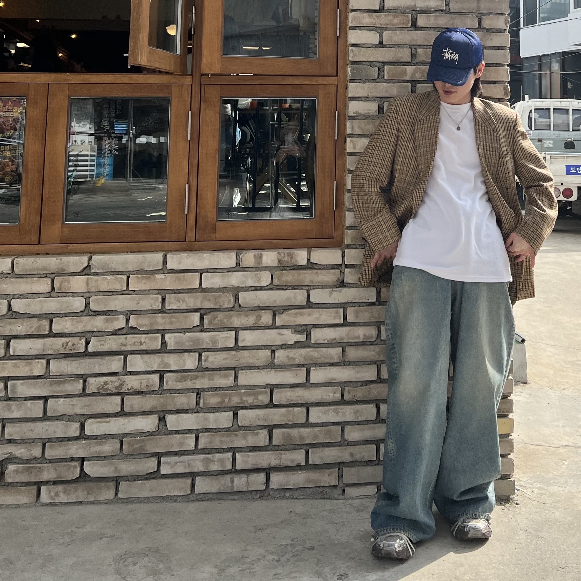 Balenciaga 3XL Sneakers Light Beige, Stussy Basic Trucker Cap Navy 착용 스타일 - 3