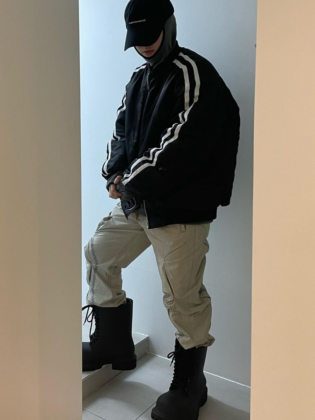 AOP Bar Tack Curve Pants Beige 착용 스타일