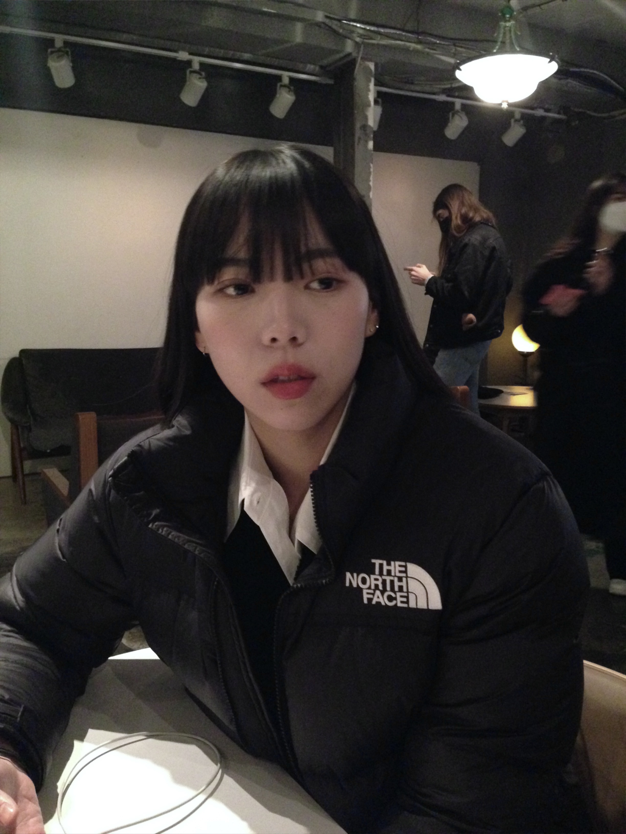 (W) The North Face 1996 Eco Nuptse Jacket Black, Prada Re-Edition 2005 Re-Nylon Shoulder Bag Black 착용 스타일 - 2