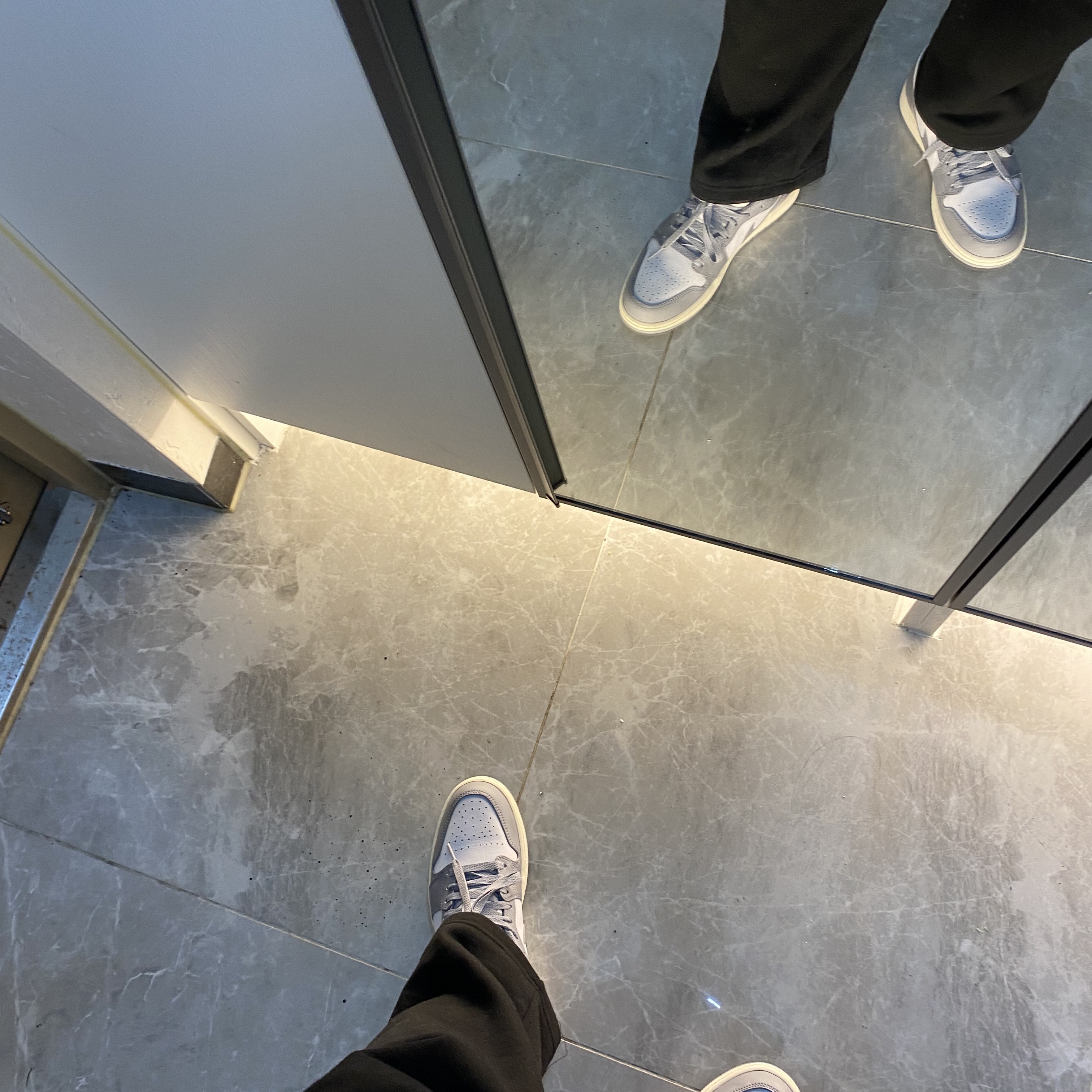 Jordan 1 Low Stealth and White 착용 스타일 - 2