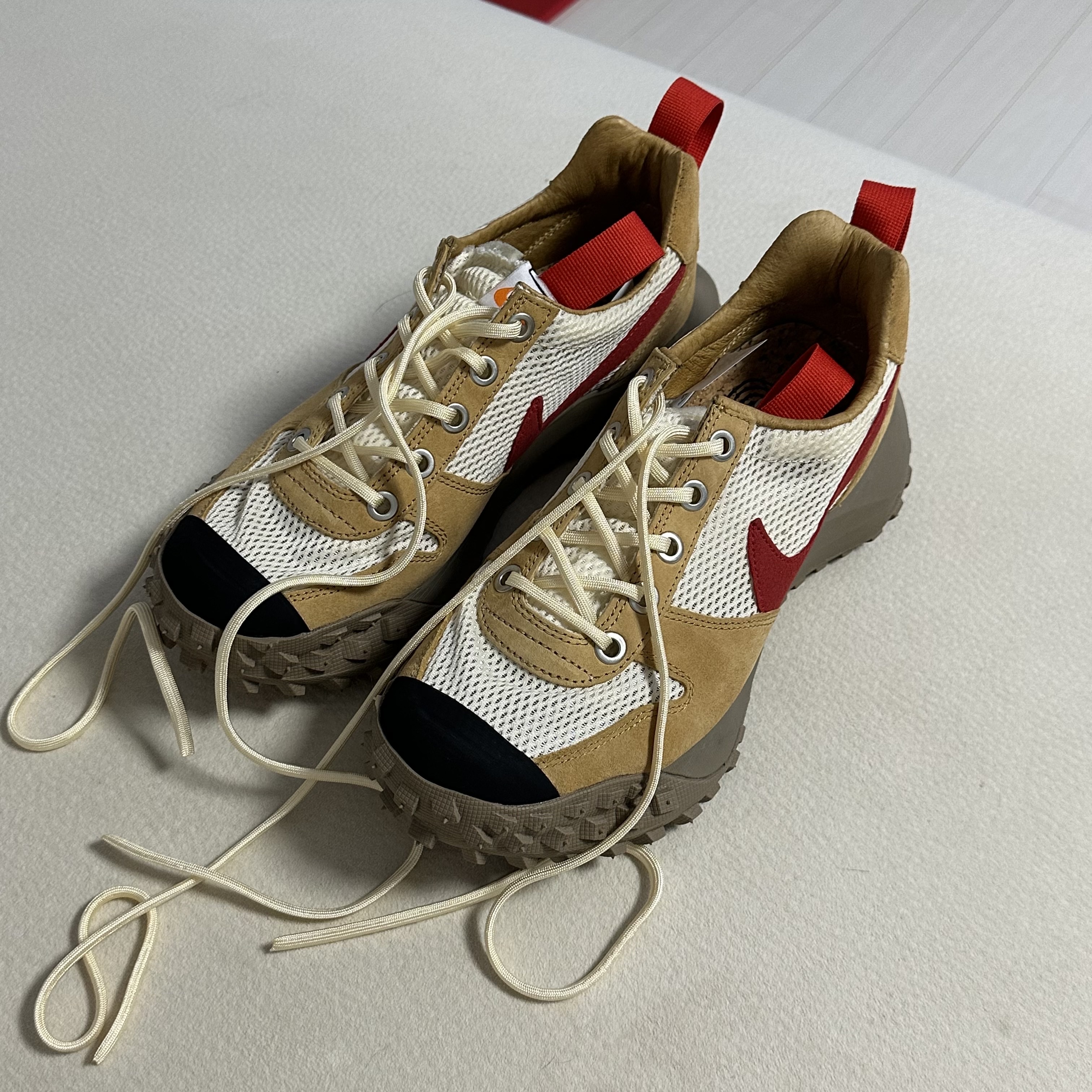 Nike x Tom Sachs Mars Yard Overshoe 3.0, Nike ACG Mountain Fly Low Fossil Stone 착용 스타일