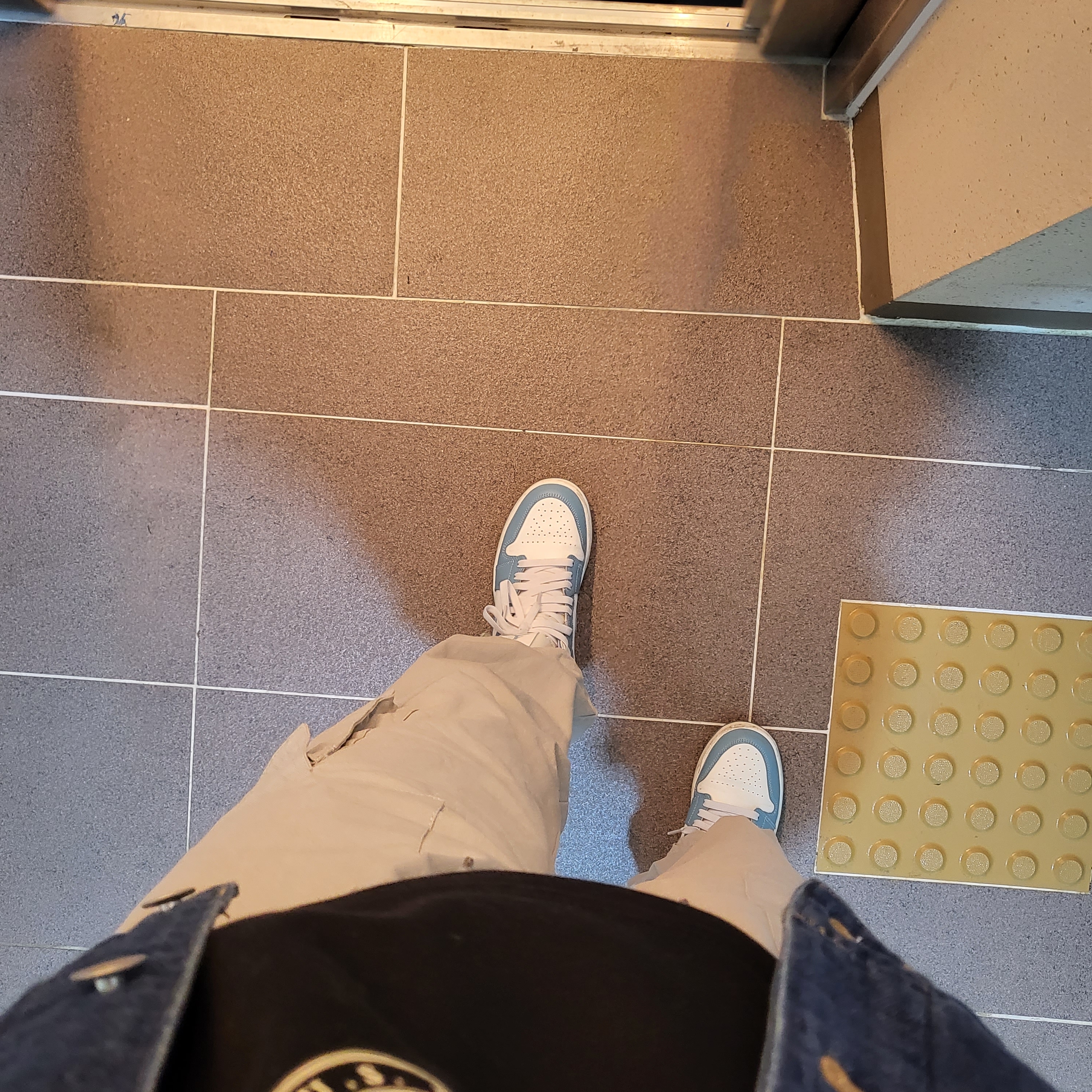 (W) Jordan 1 Mid Sail and Worn Blue 착용 스타일