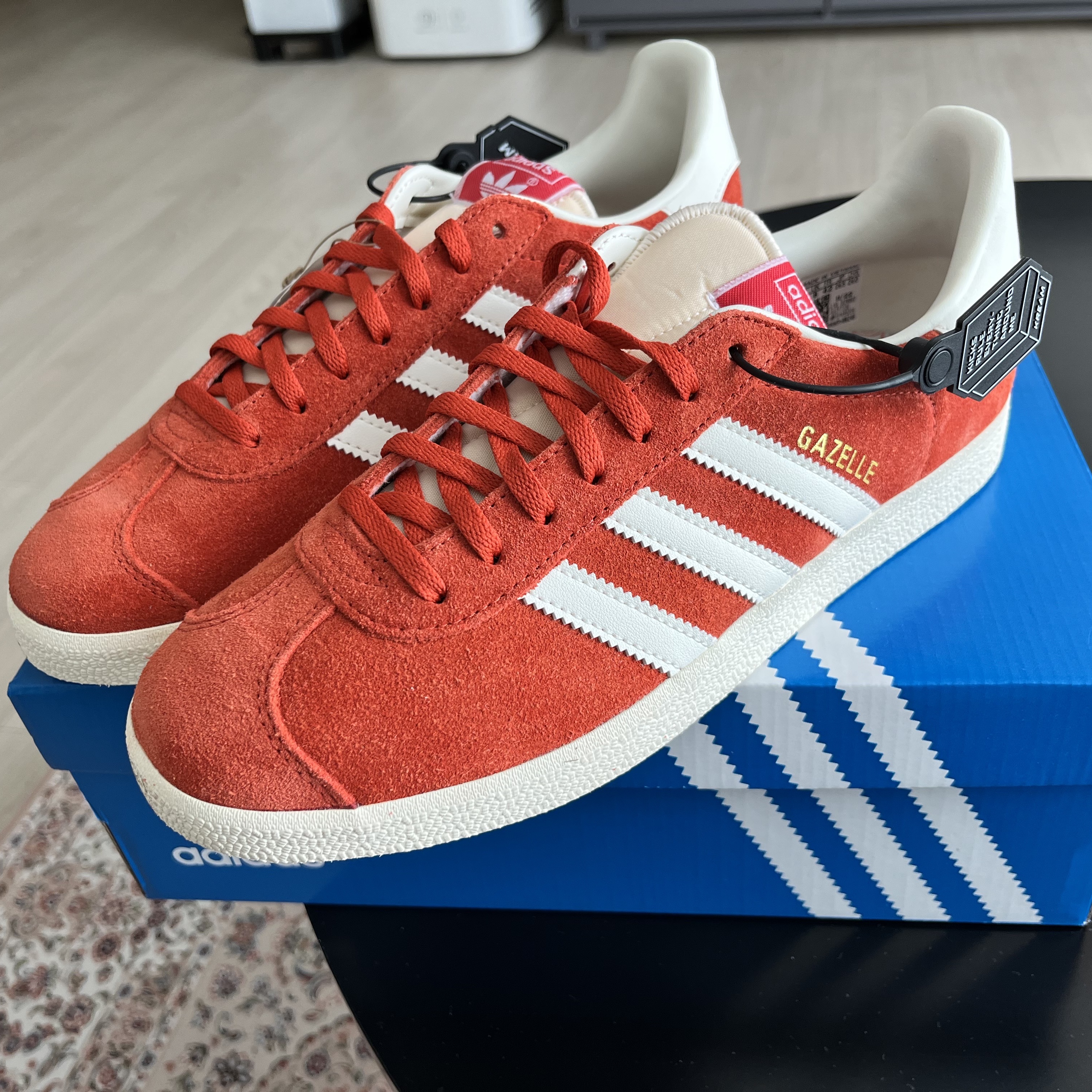 Adidas Gazelle Preloved Red Off White 착용 스타일 - 1