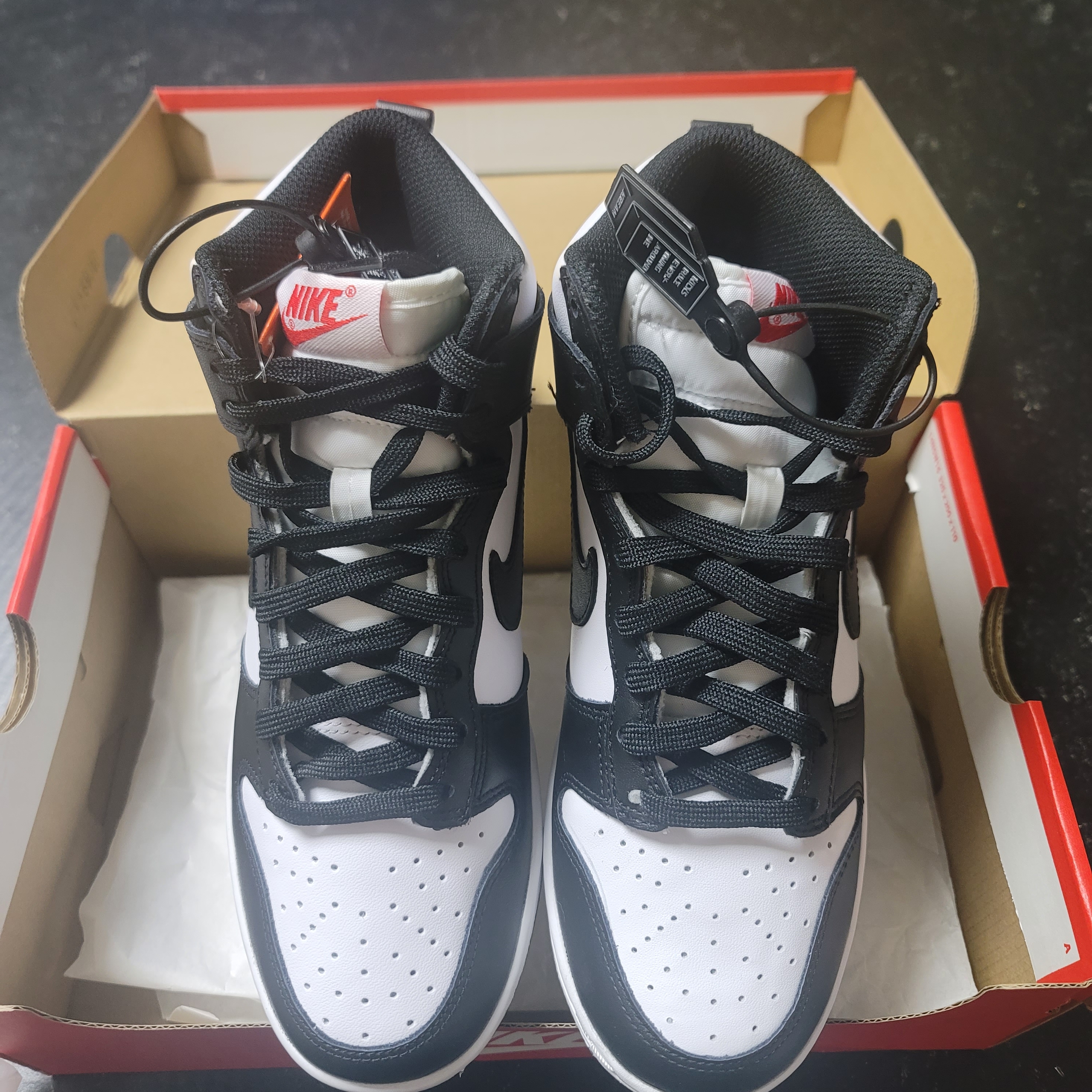 (W) Nike Dunk High Black and White 착용 스타일 - 2
