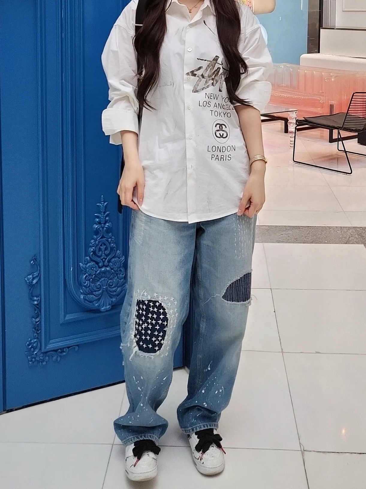 Stussy World Tour Shirt White, Zara x Ader Error Patchwork Jeans Blue 착용 스타일 - 3