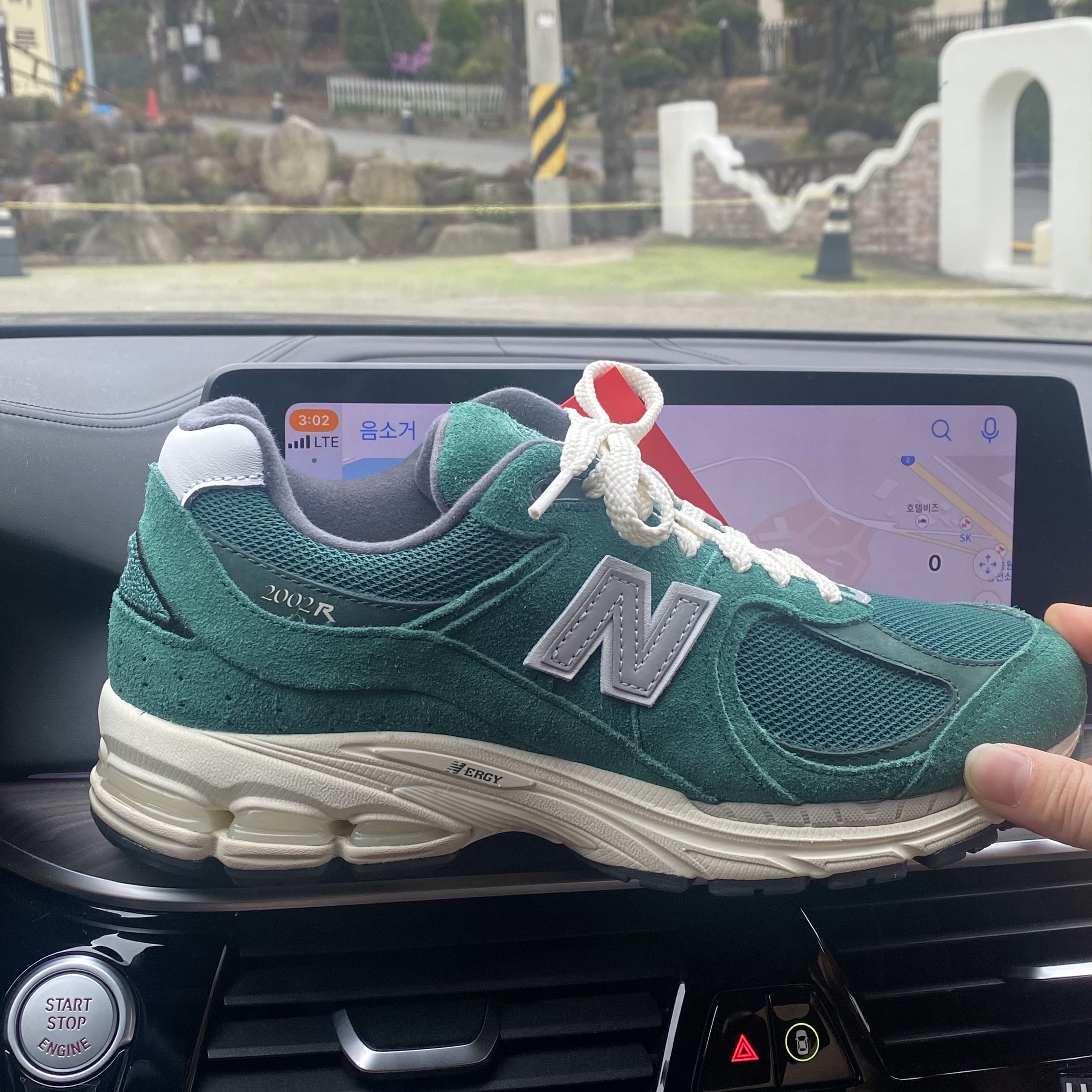 New Balance 2002R Nightwatch Green 착용 스타일