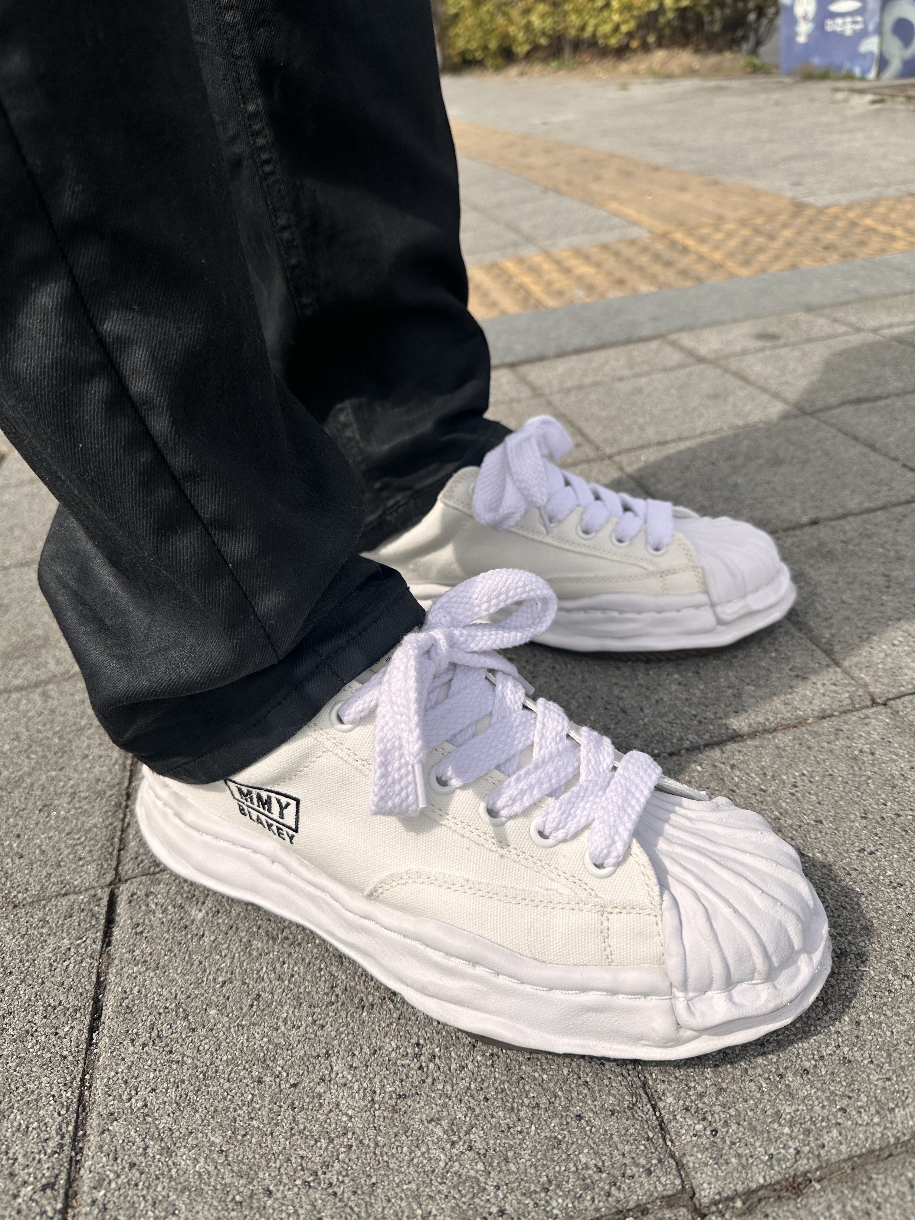 Maison Mihara Yasuhiro Blakey OG Sole Canvas Low-top Sneakers White 착용 스타일 - 3