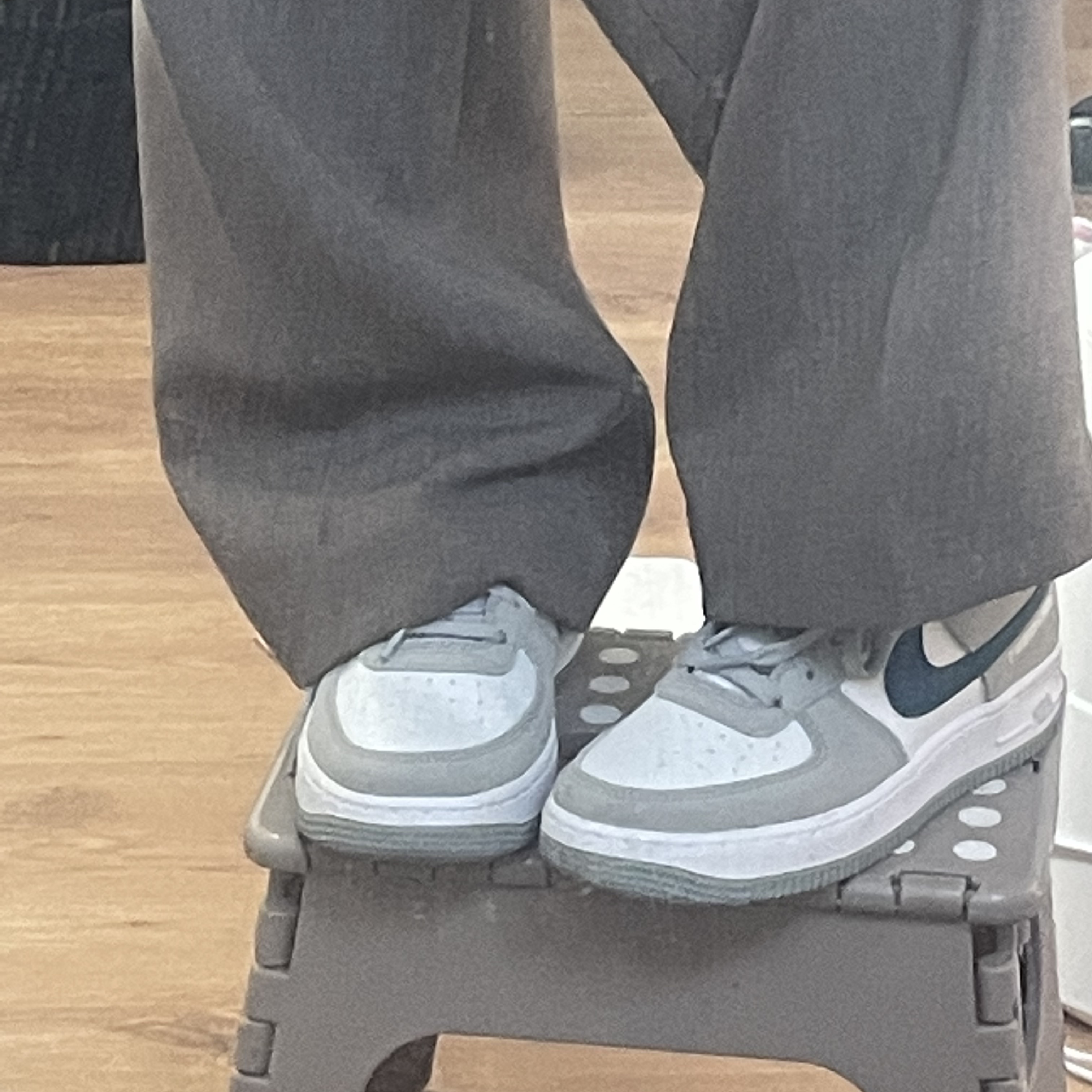 (GS) Nike Air Force 1 LV8 Athletic Club Light Smoke Grey Marina 착용 스타일 - 3