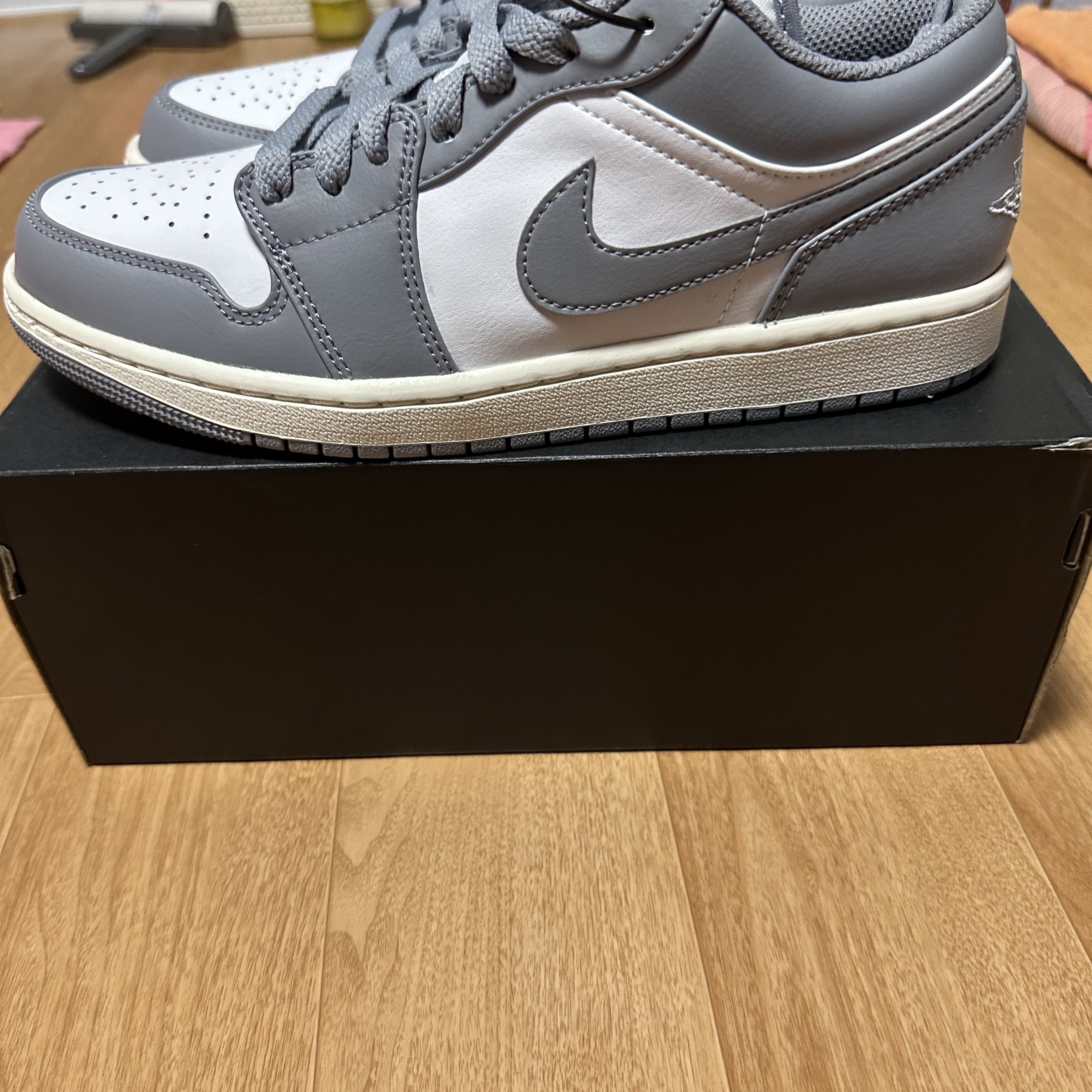 Jordan 1 Low Stealth and White 착용 스타일 - 2