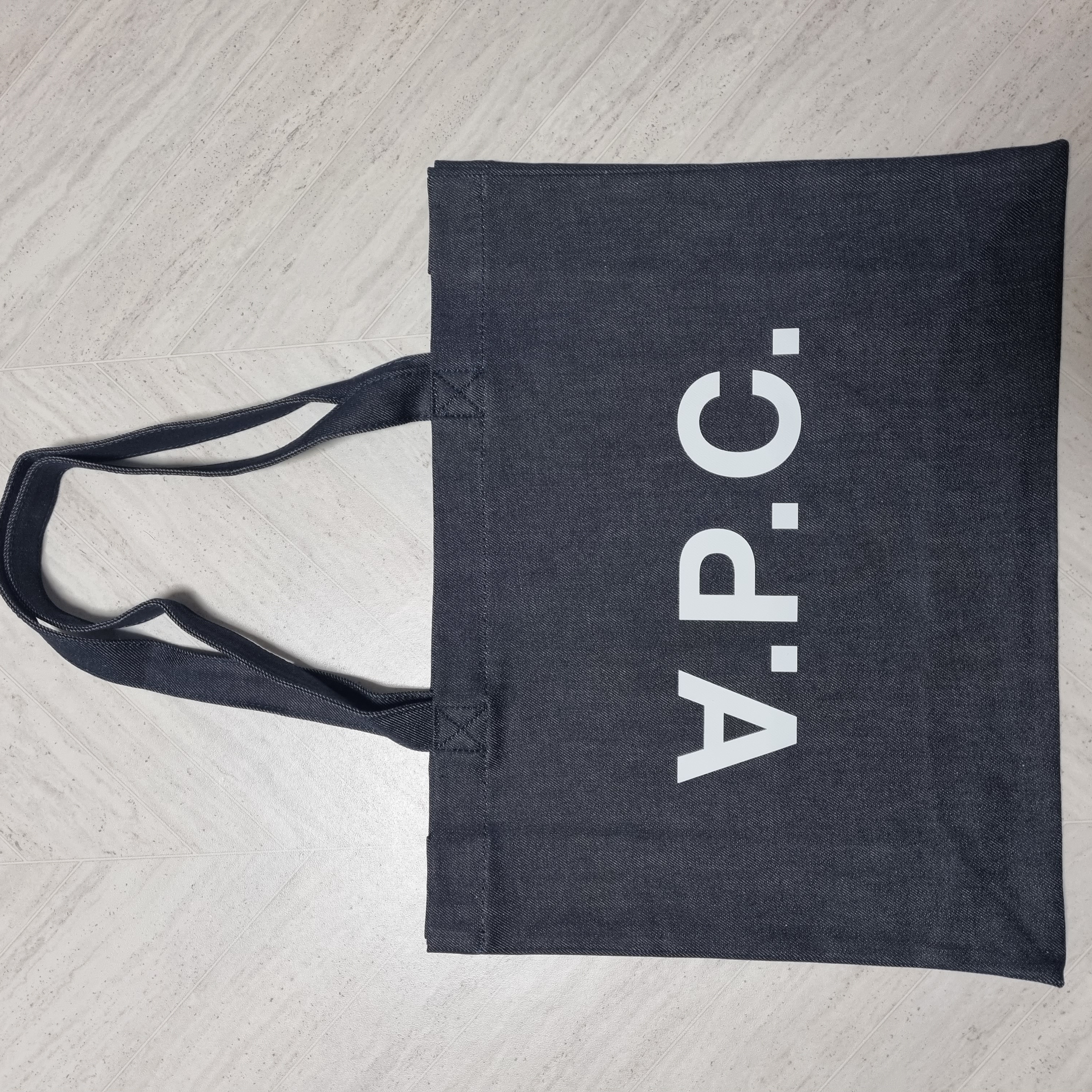 A.P.C. Daniela Shopping Bag Indigo 착용 스타일