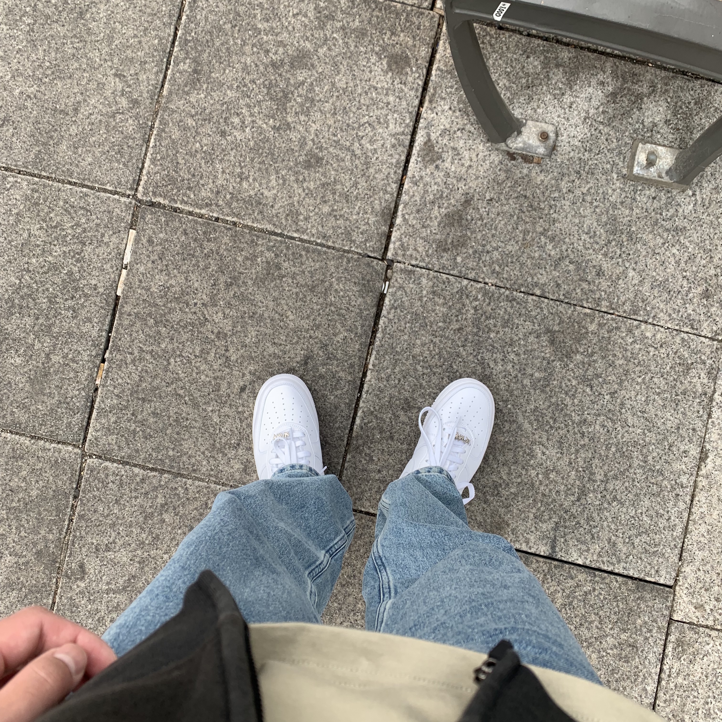 Nike Air Force 1 Low Retro Color of the Month White 착용 스타일 - 1