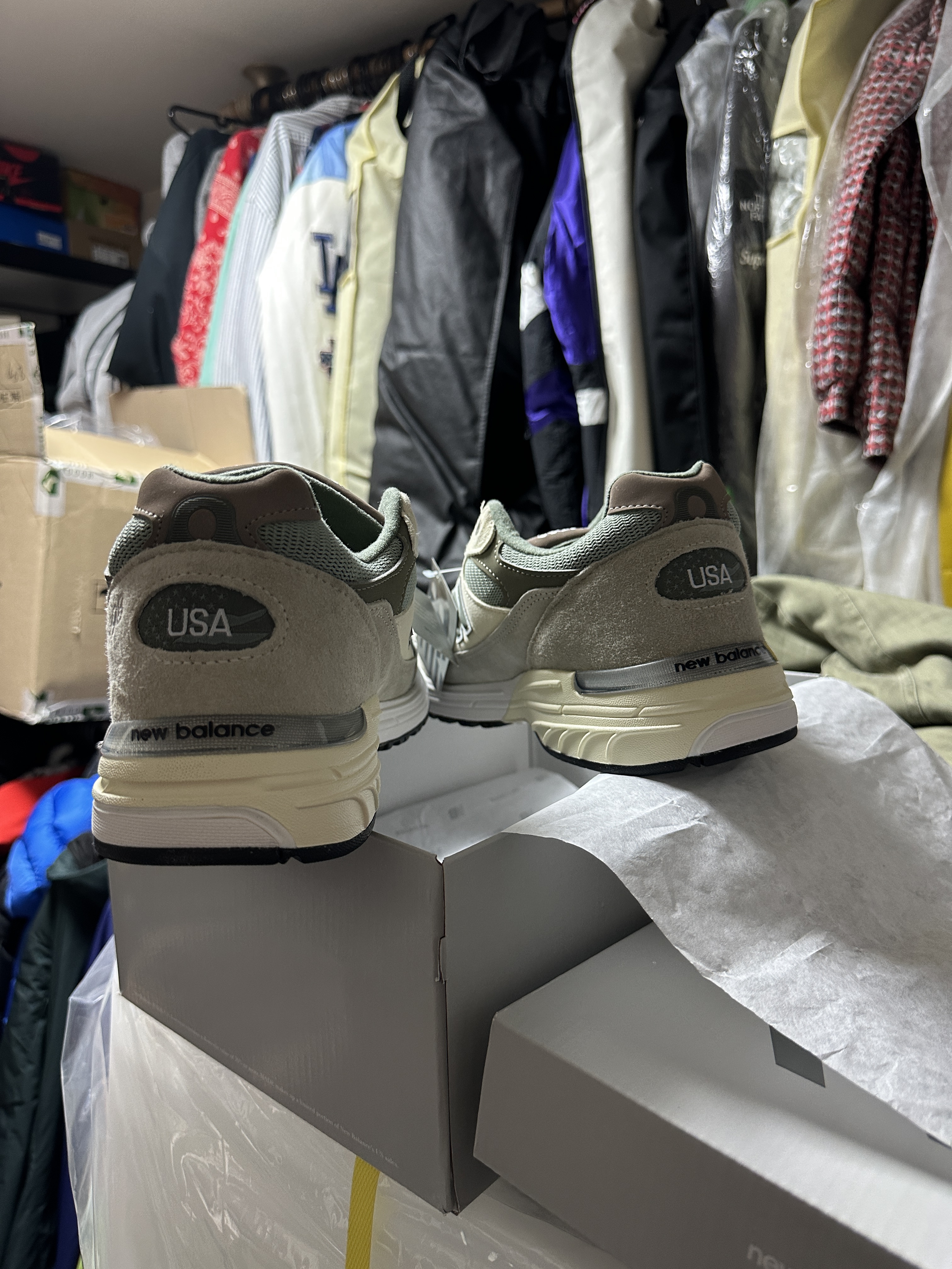 New Balance x Kith 993 Made in USA Peyote 착용 스타일 - 3