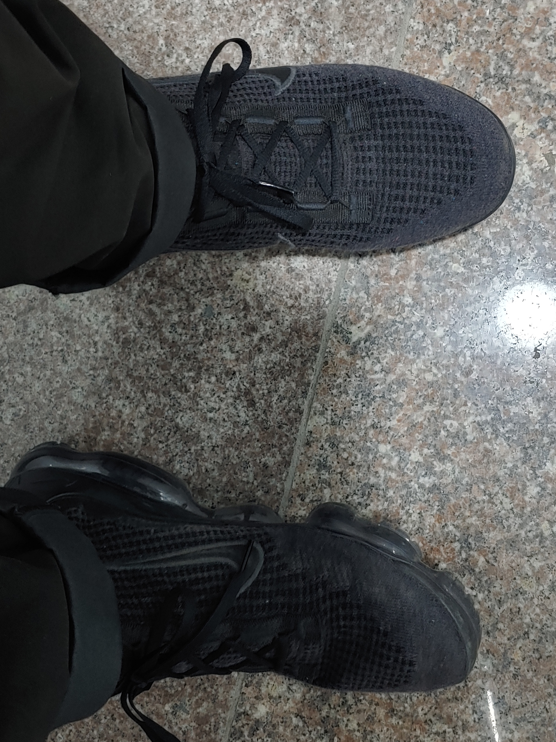 Nike Air VaporMax 2021 Flyknit Triple Black 착용 스타일