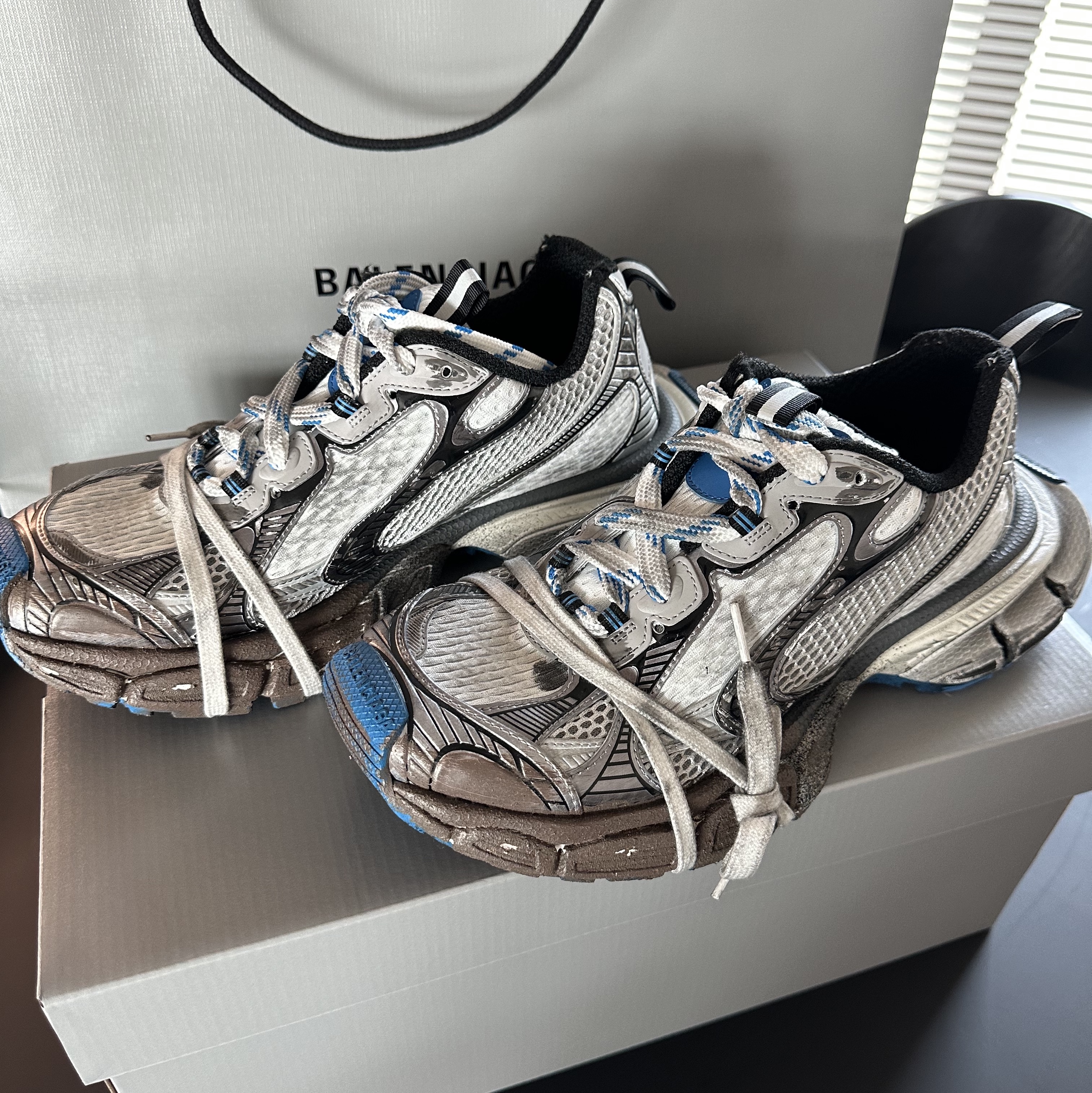 Balenciaga 3XL Sneakers Worn Out Grey White Blue 착용 스타일 - 1