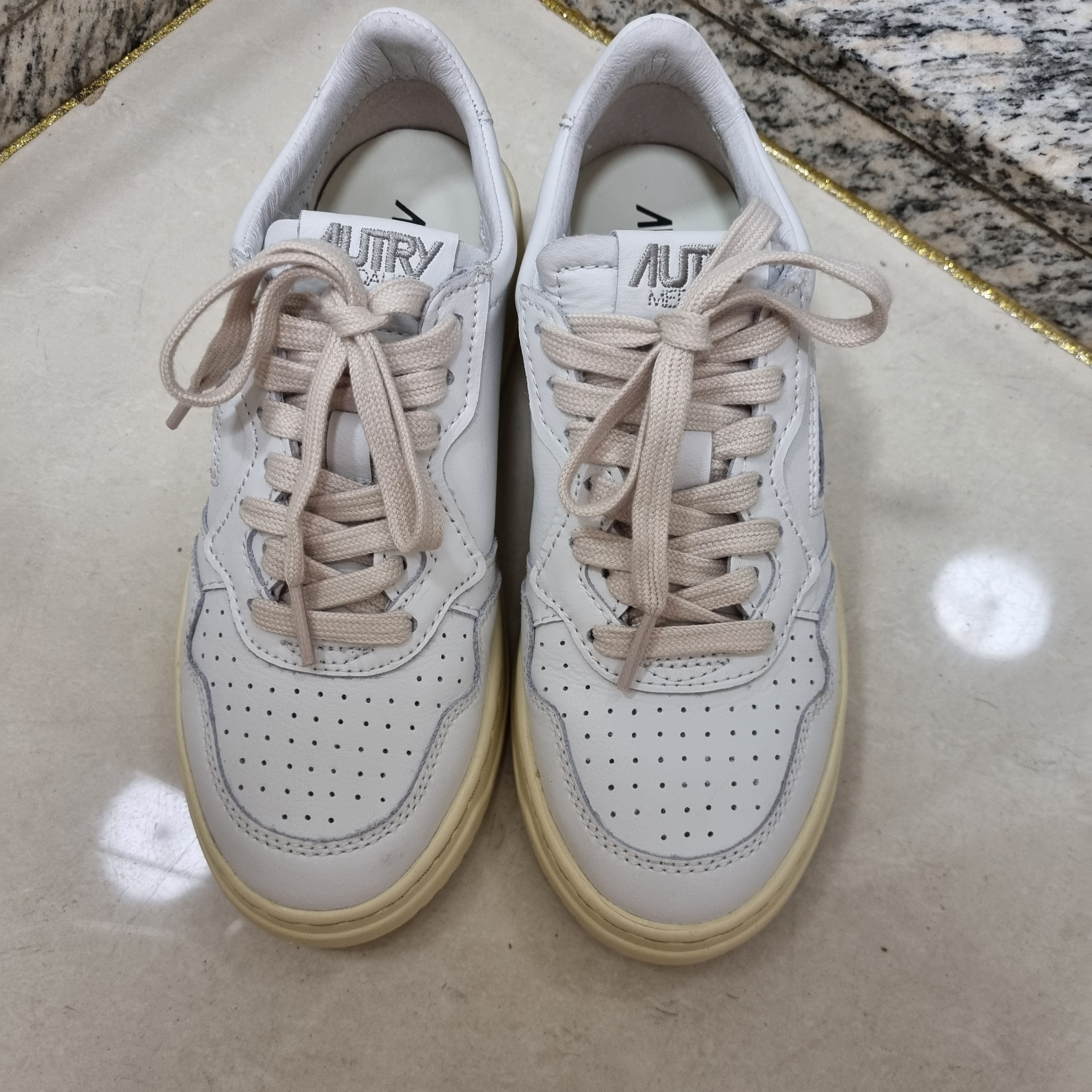 (W) Autry Medalist Low Leather Sneakers White 착용 스타일 - 1