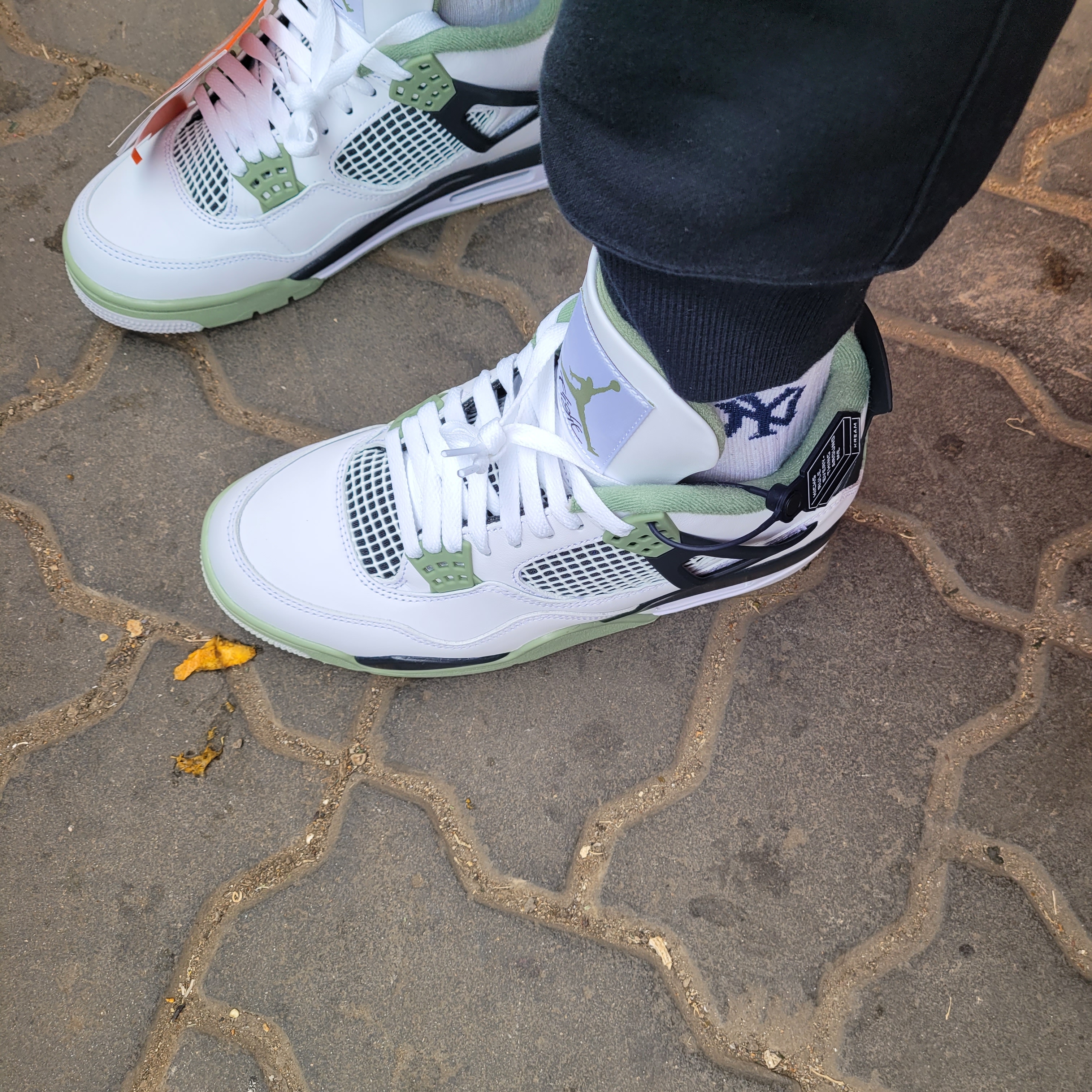 (W) Jordan 4 Retro Oil Green 착용 스타일 - 2