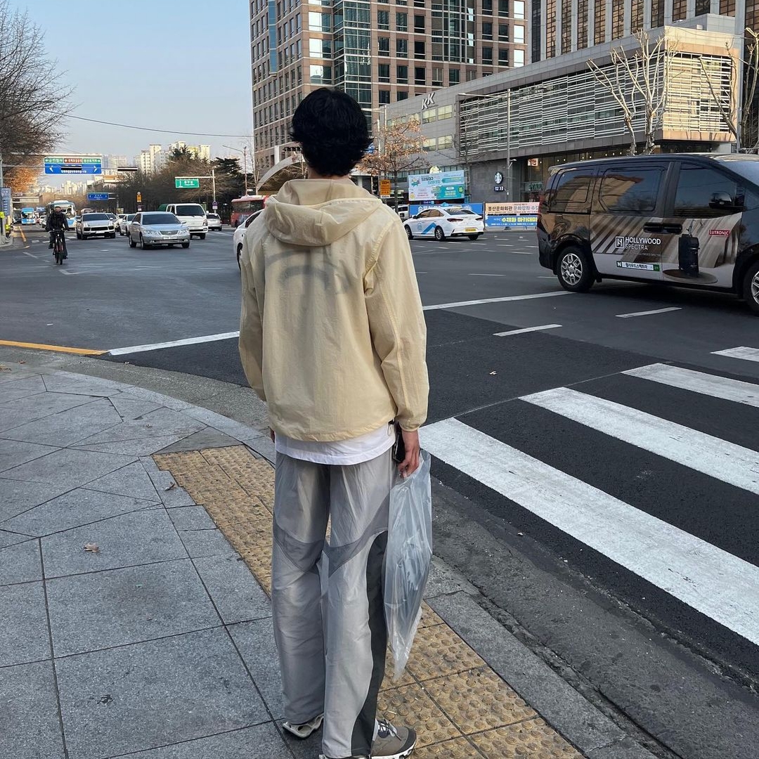 Art Of Field Back Printed Packable Jacket Light Yellow, Art Of Field Three Colourway Slit Belt Pants Light Gray 착용 스타일 - 1