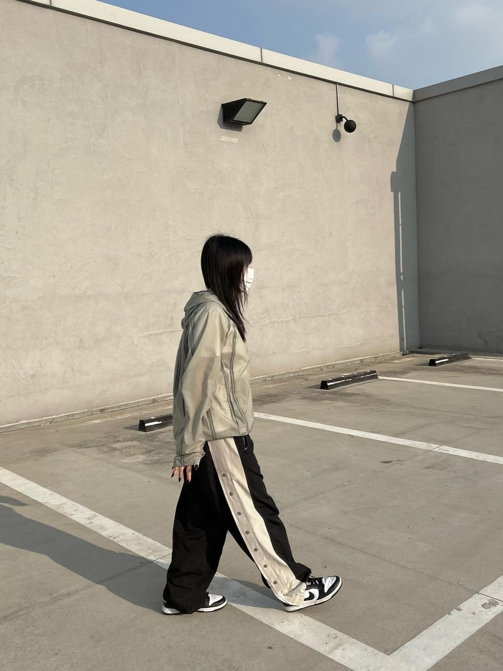 AOP Snap Track Pants Offwhite Black, Sansan Gear Seam Sealing Jacket Mud Khaki - 22FW 착용 스타일 - 1