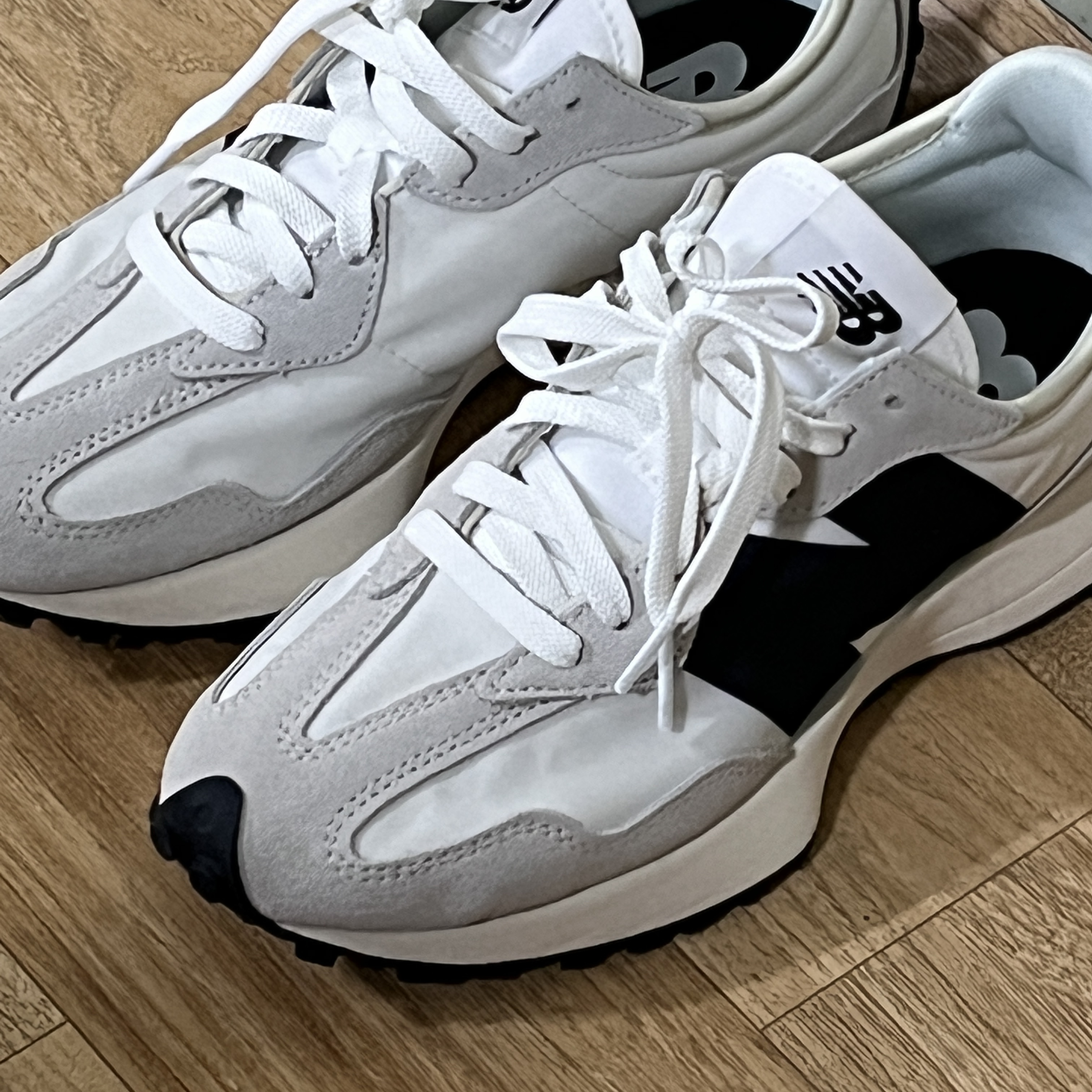 New Balance 327 White Black 착용 스타일