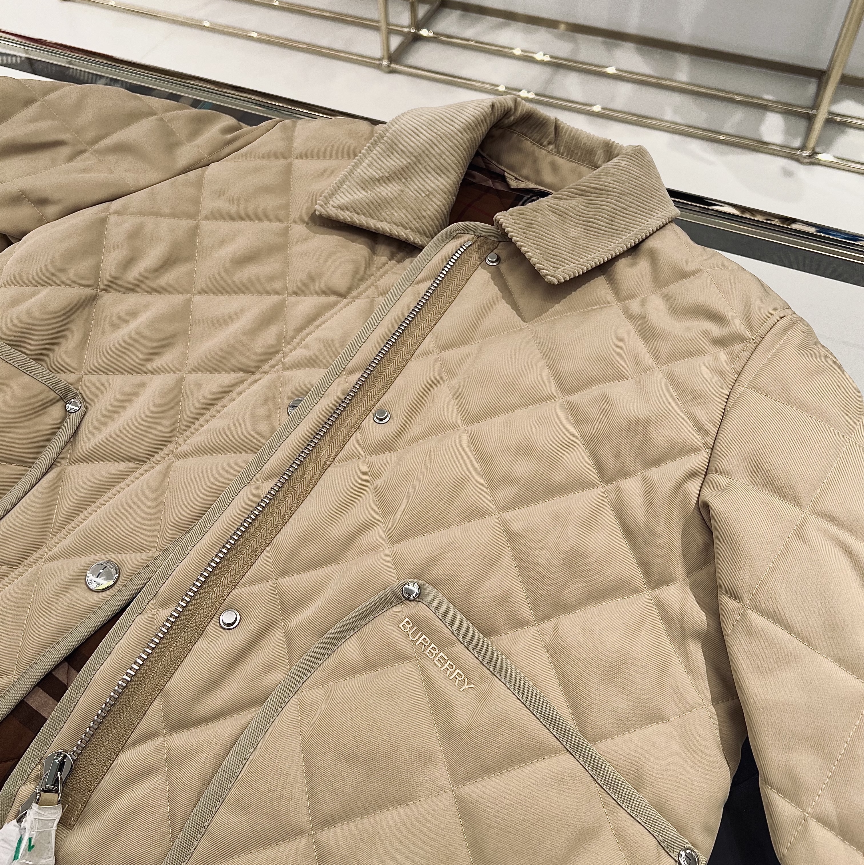 (W) Burberry Corduroy Collar Diamond Quilted Cropped Barn Jacket Soft Fawn 착용 스타일