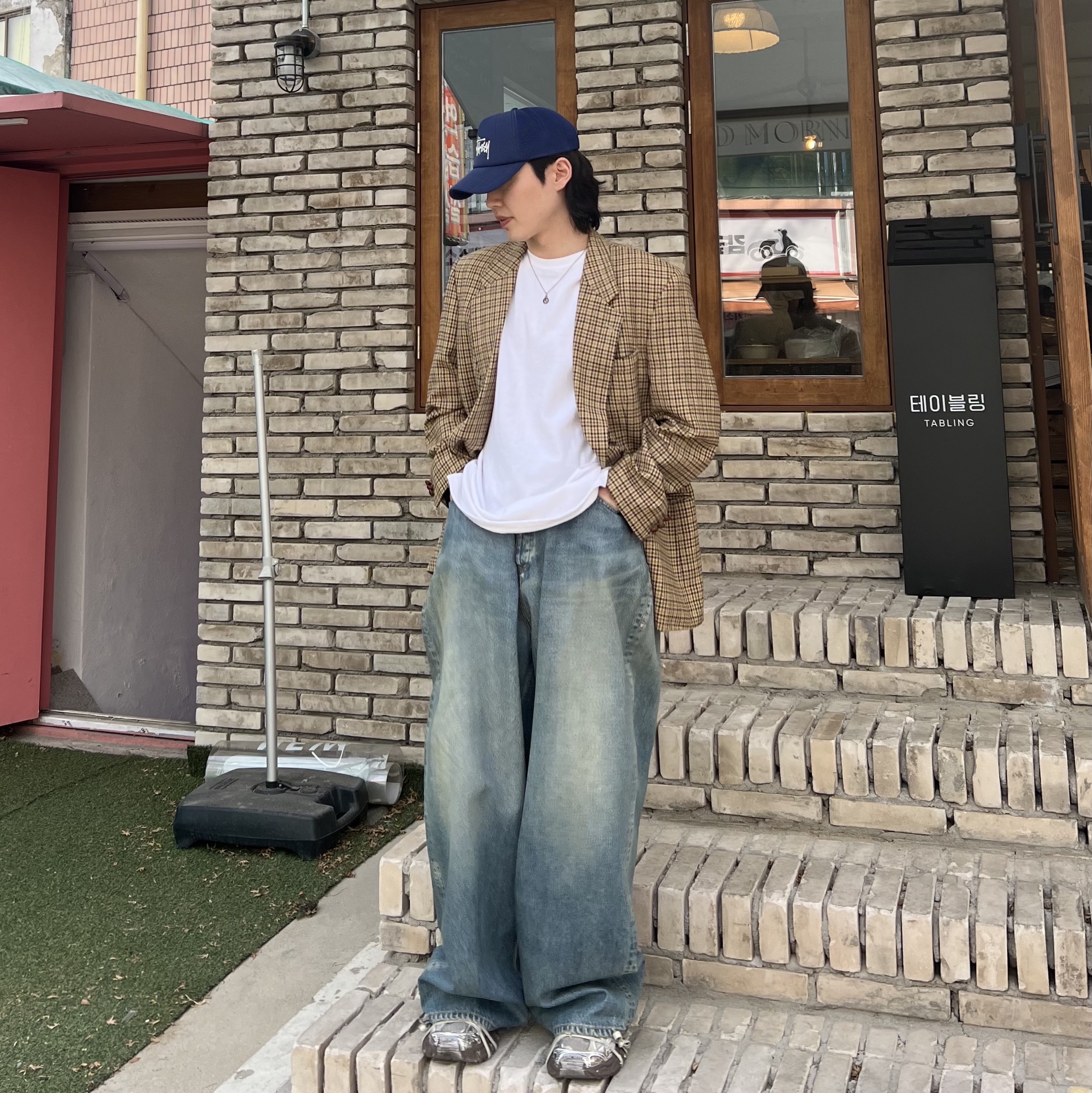 Balenciaga 3XL Sneakers Light Beige, Stussy Basic Trucker Cap Navy 착용 스타일 - 2