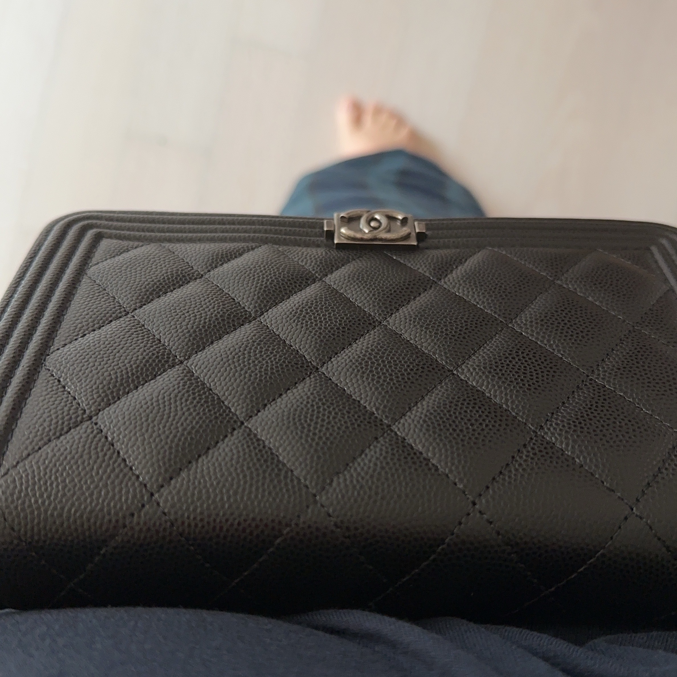 Chanel Boy Chanel Wallet On Chain Grained Calfskin & Ruthenium Black 착용 스타일