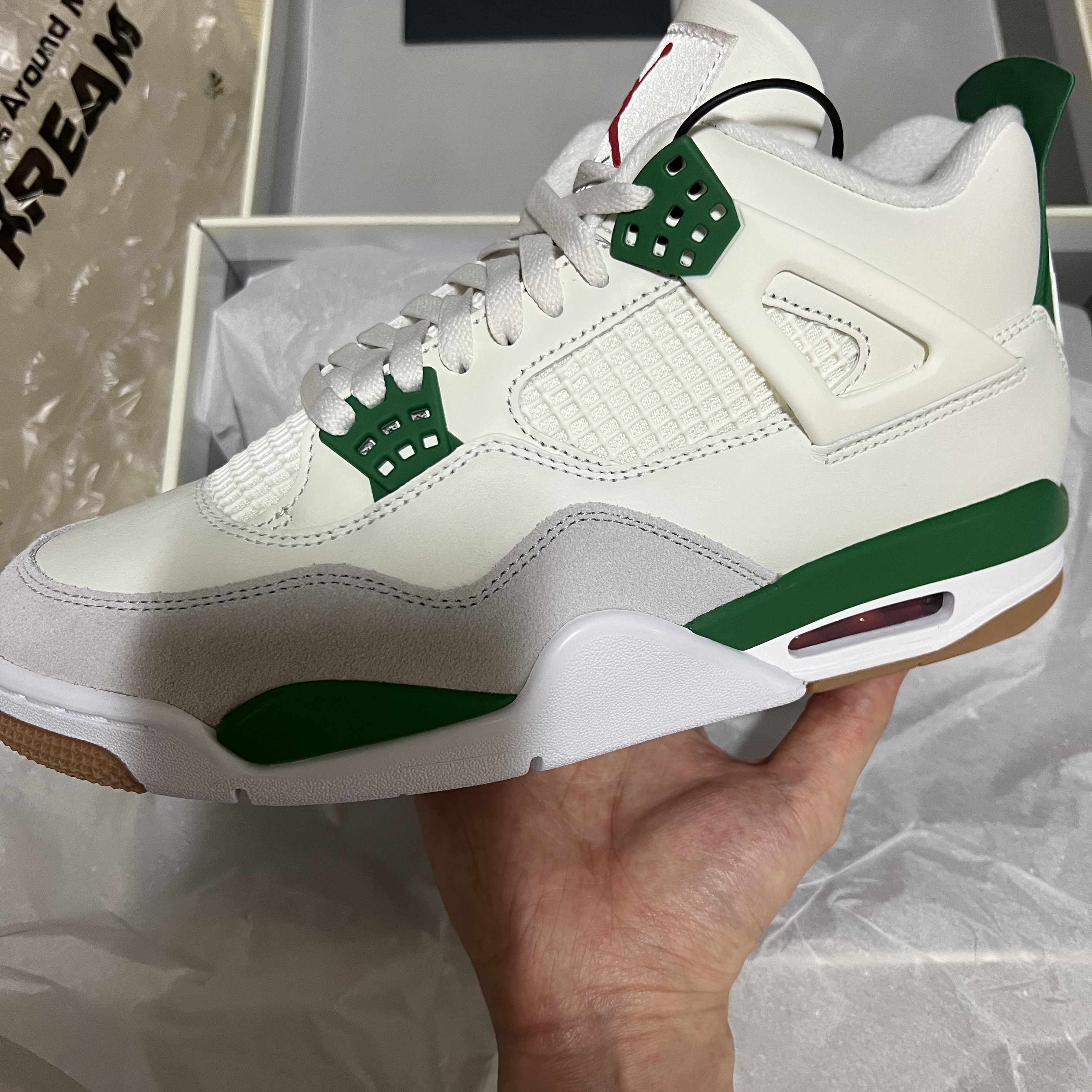 Jordan 4 x Nike SB Retro SP Pine Green 착용 스타일