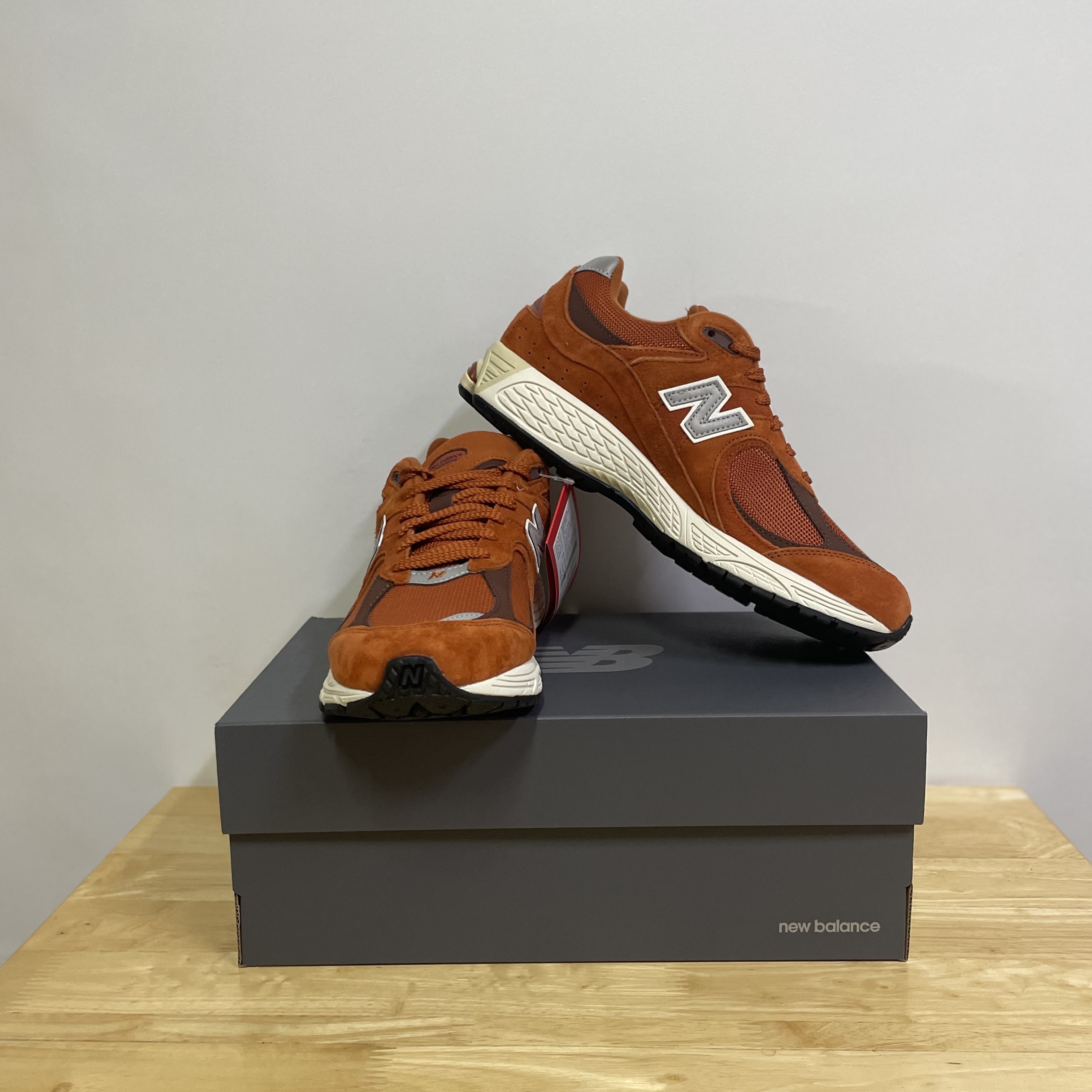 New Balance 2002R Rust Oxide 착용 스타일 - 2