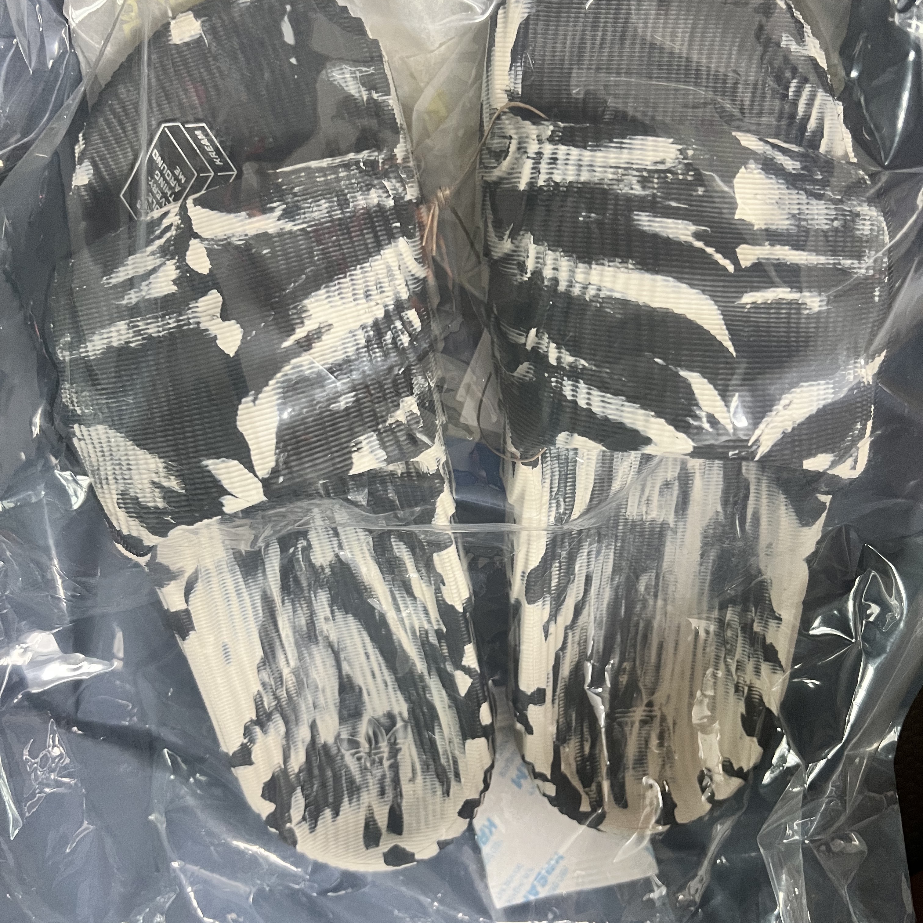Adidas Adilette 22 Carbon Aluminium 착용 스타일