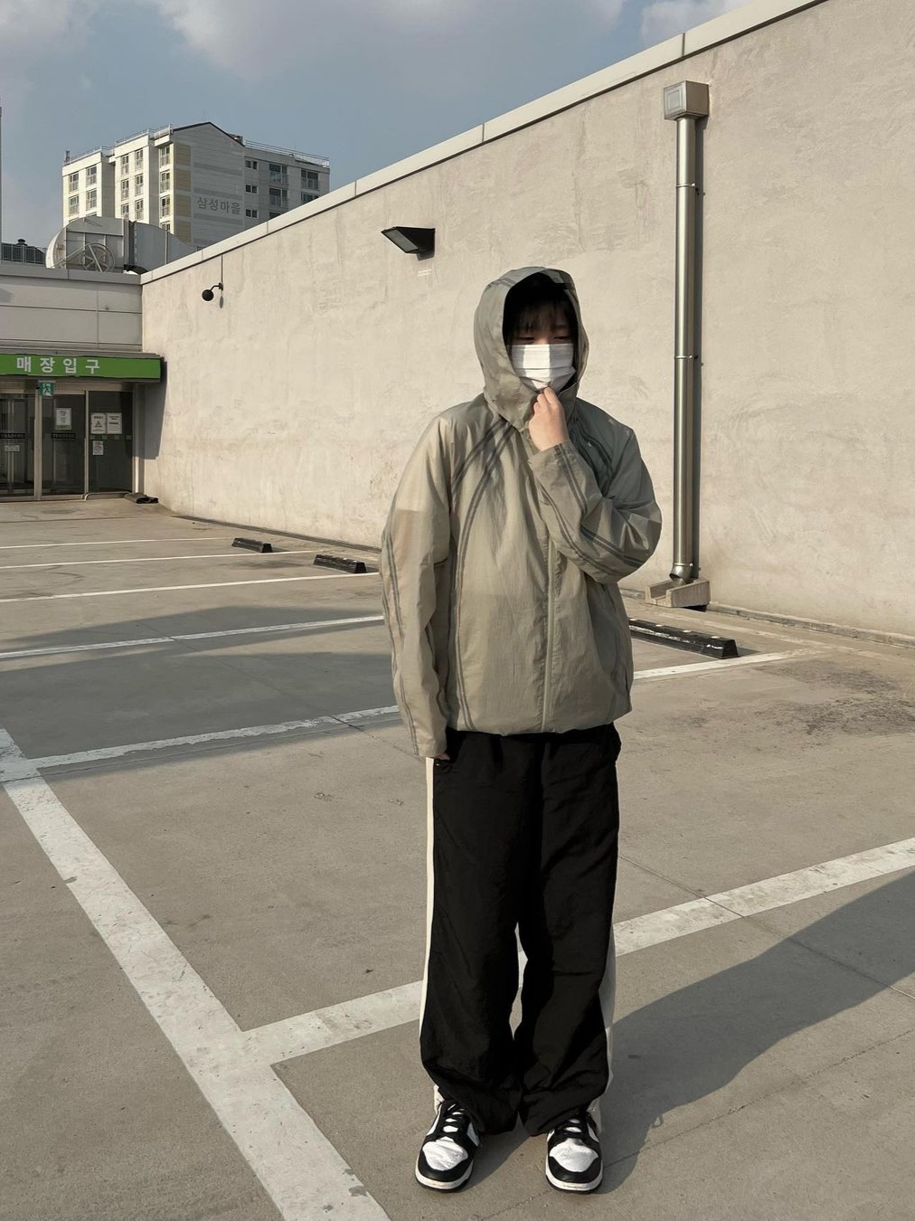 AOP Snap Track Pants Offwhite Black, Sansan Gear Seam Sealing Jacket Mud Khaki - 22FW 착용 스타일 - 2