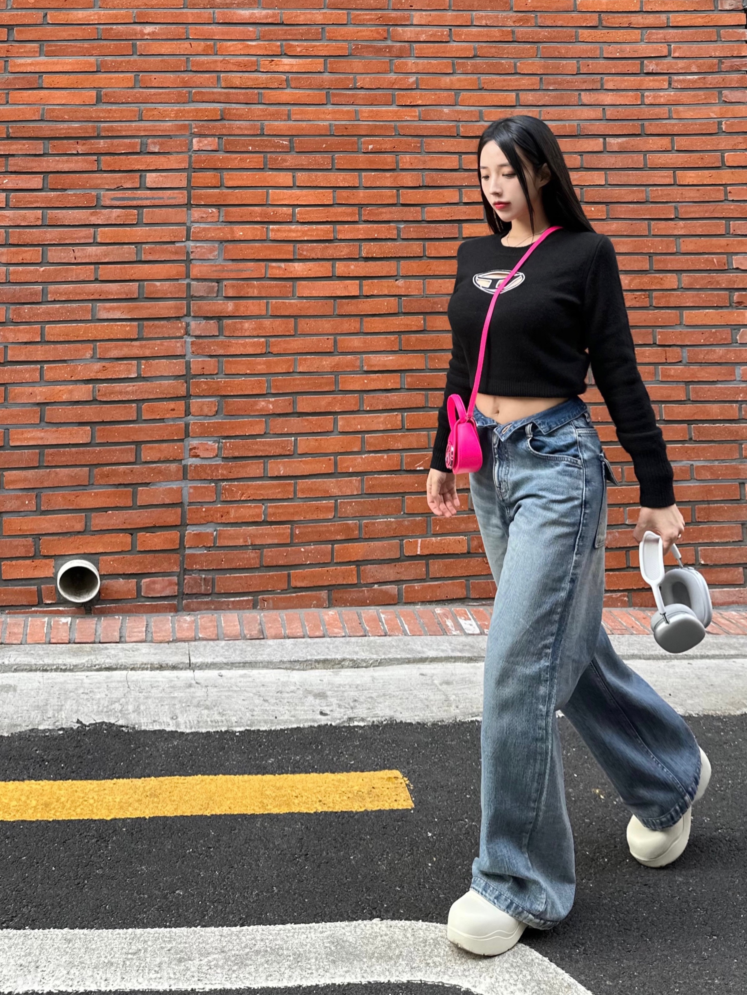 (W) Diesel M-Areesa Jumper with Embroidered Cut-Out Logo Knit Black, Diesel 1DR Mini Bag in Neon Leather Pink Fluo 착용 스타일 - 1