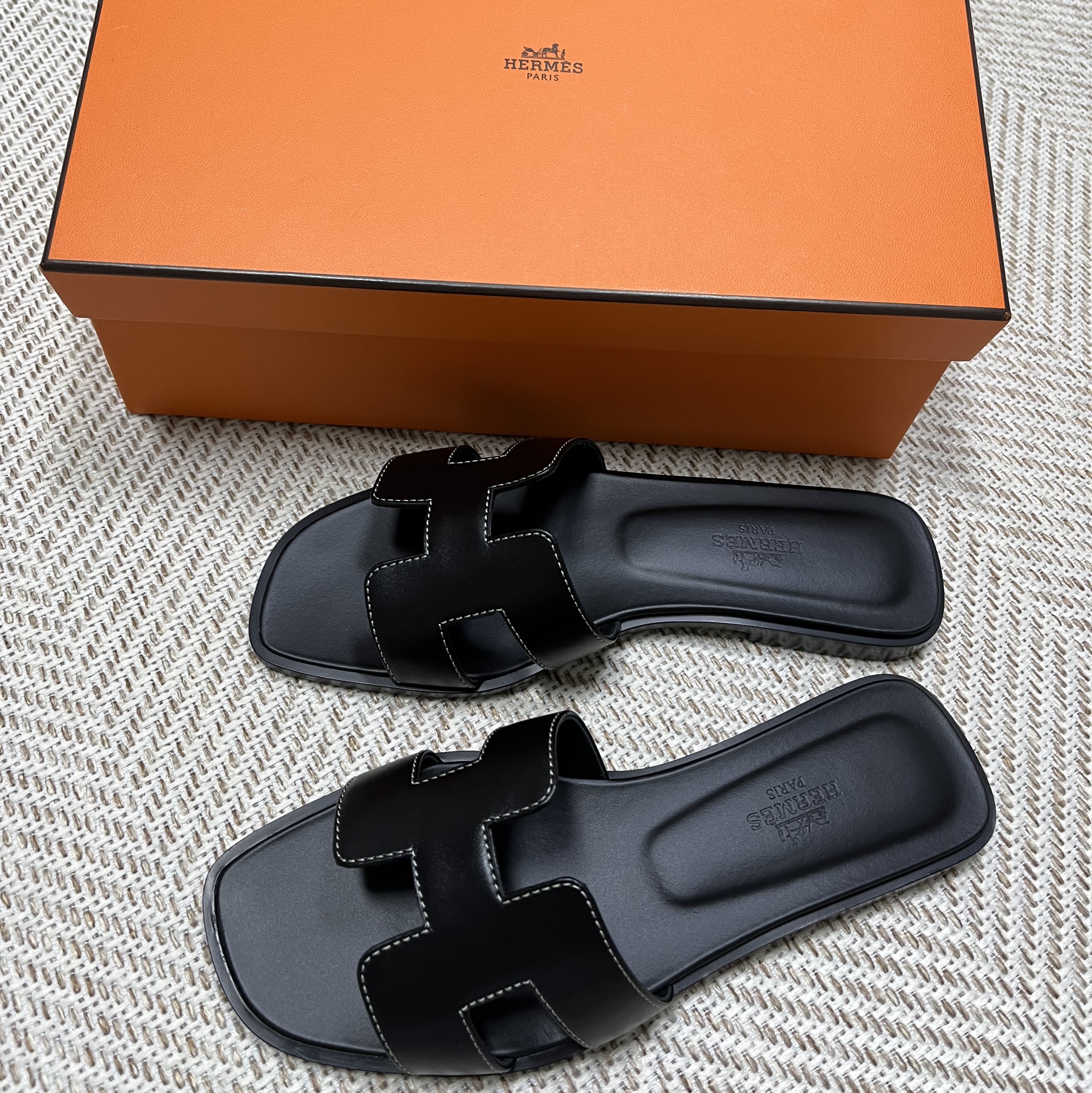 (W) Hermes Oran Sandal Calfskin & Noir Piqures Ecrues 착용 스타일