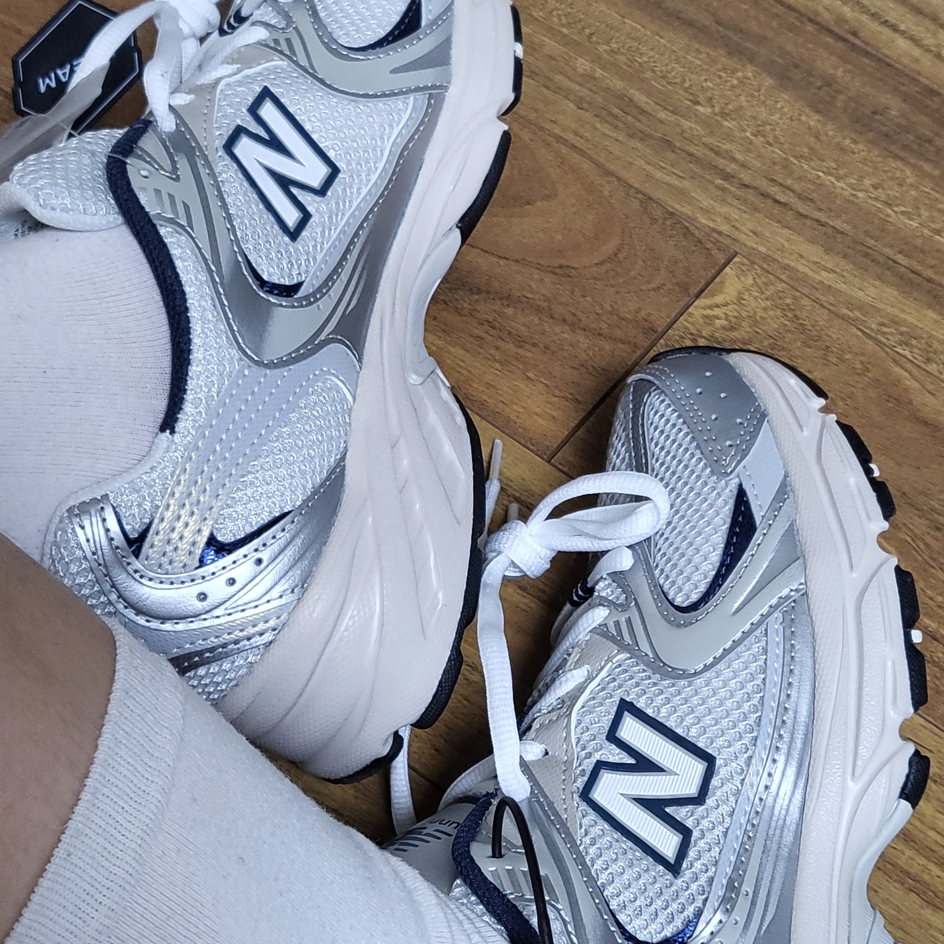 New Balance 530 Steel Grey 착용 스타일 - 1