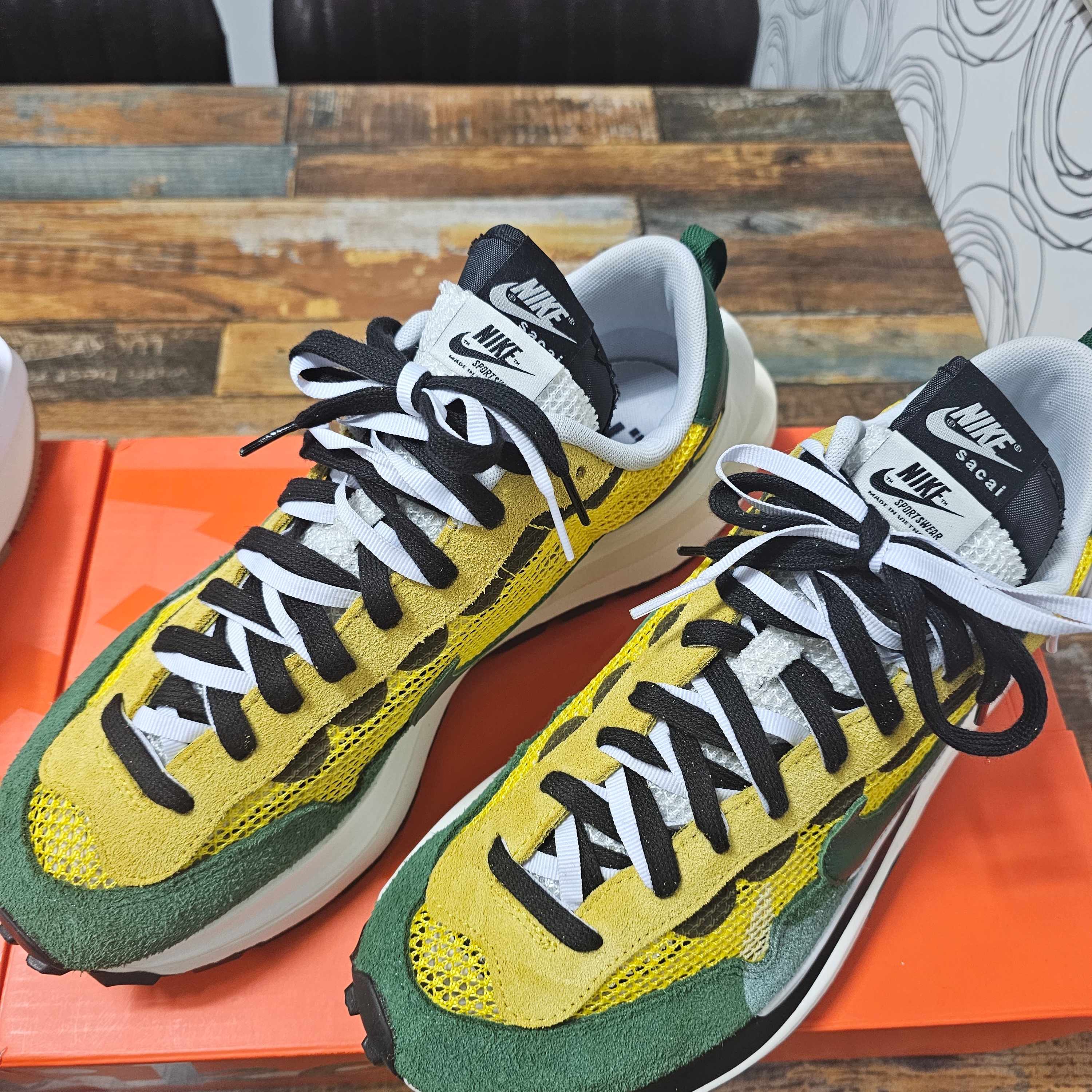 Nike x Sacai VaporWaffle Tour Yellow & Gorge Green Sail, New Balance x Stone Island 574 Legacy Green 착용 스타일 - 3