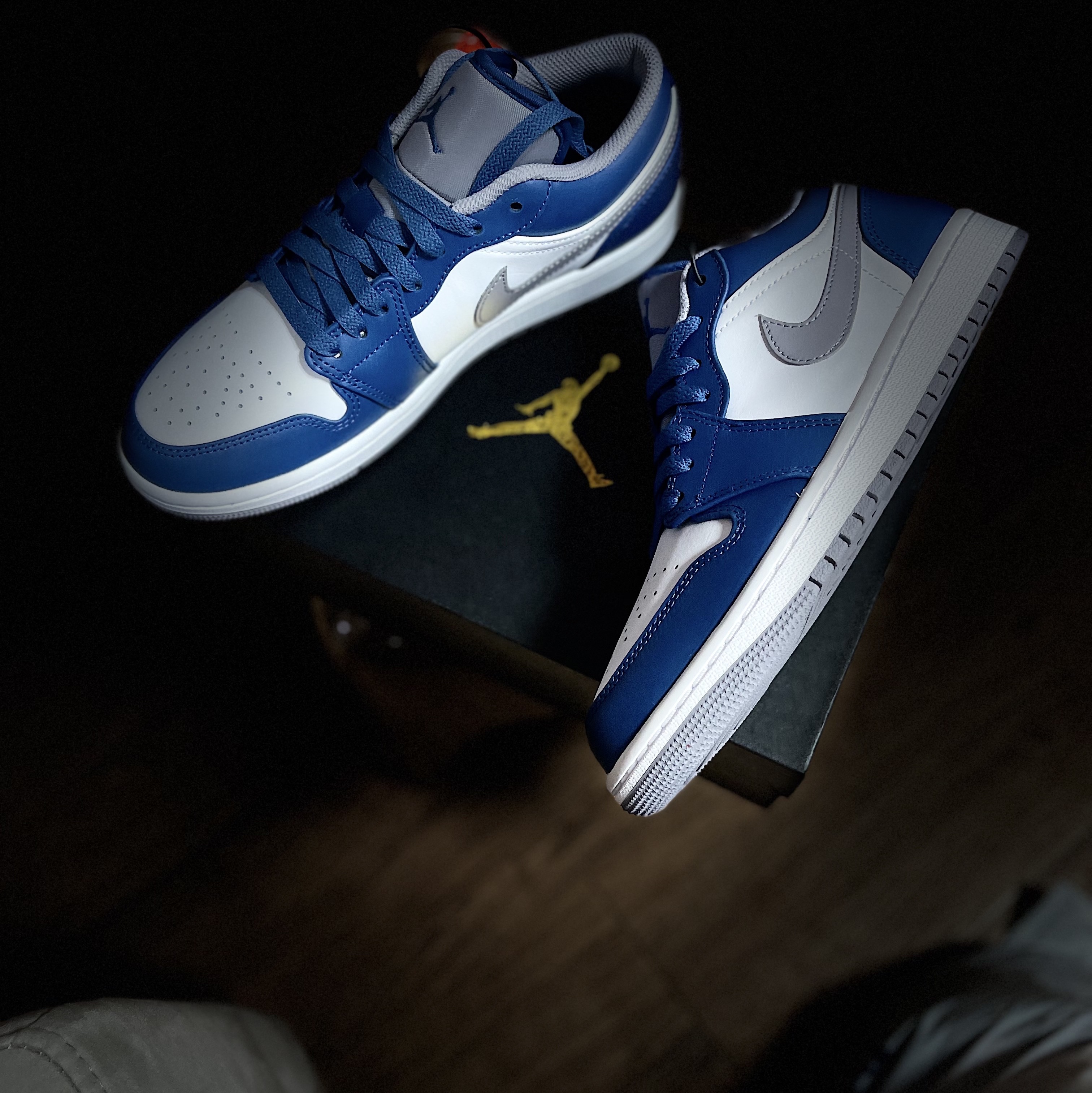 Jordan 1 Low True Blue Cement Grey 착용 스타일 - 2